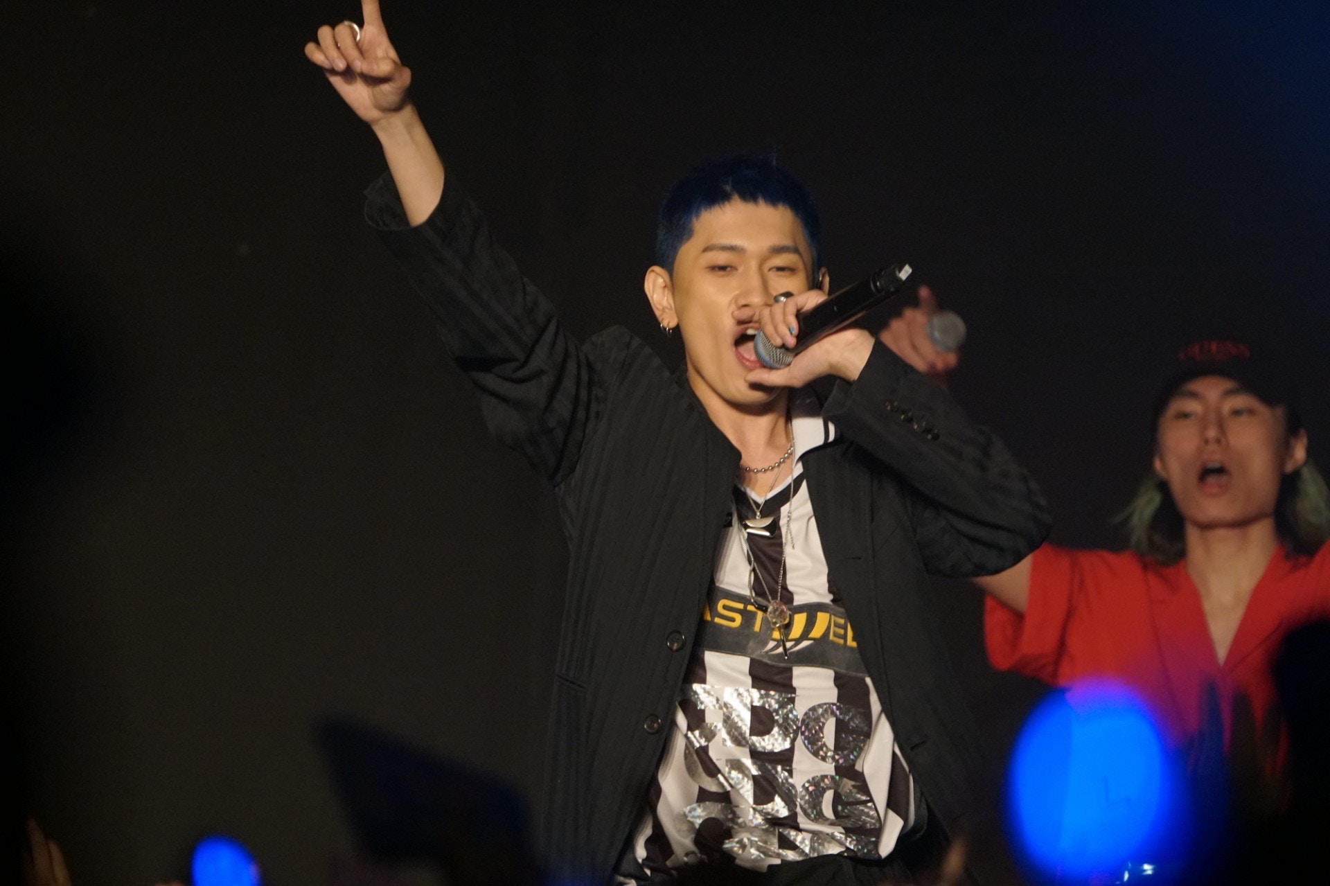 Crush香港showcase 噓粉絲唱 Beautiful 遇溺救dean棄zico