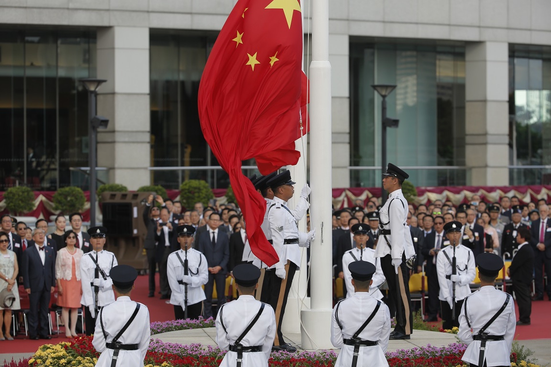 灣仔金紫荊廣場早上8時舉行升旗禮,特首、政府高官、行政會議成員、立法會議員、中央駐港機構代表及外國使節等會出席升旗儀式及酒會。(林若勤攝) 灣仔金紫荊廣場早上8時舉行升旗禮,特首、政府高官、行政會議成員、立法會議員、中央駐港機構代表及外國使節等會出席升旗儀式及酒會。(林若勤攝)