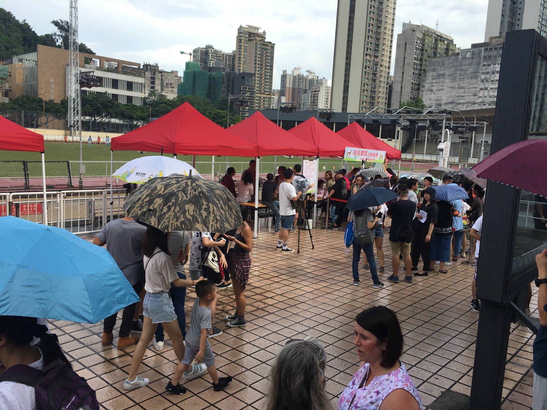 雖然現場不時有雨,但仍有大批熱心人到場了解領養程序。(李玉儀攝) 雖然現場不時有雨,但仍有大批熱心人到場了解領養程序。(李玉儀攝)