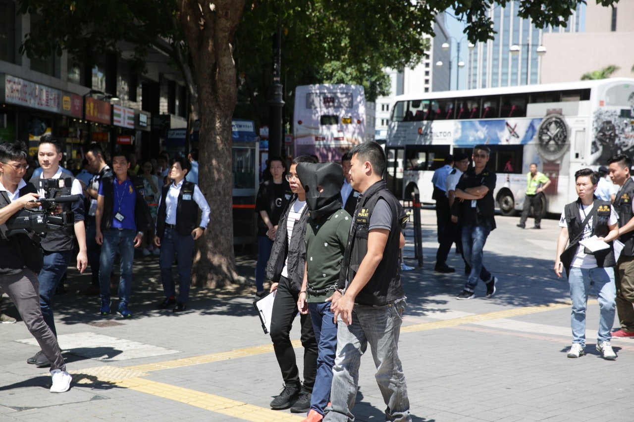 警方將海港城太子珠寶鐘錶搶劫案的疑犯帶回現場調查。(資料圖片) 警方將海港城太子珠寶鐘錶搶劫案的疑犯帶回現場調查。(資料圖片)