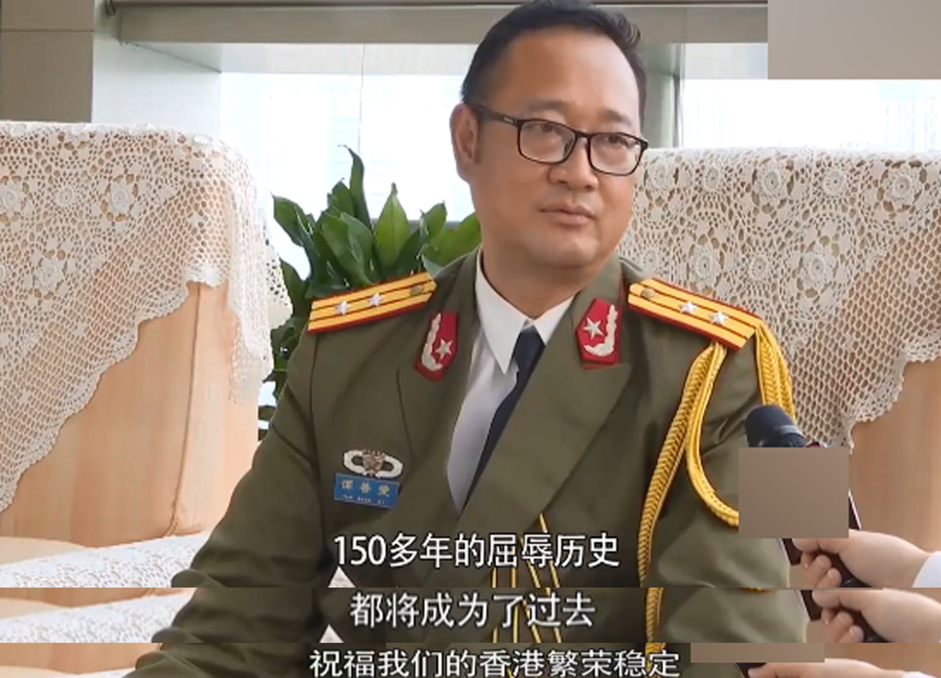 香港回歸 21周年,內地有媒體採訪曾參與1997年回歸慶典的解放軍。(網上影片截圖) 香港回歸 21周年,內地有媒體採訪曾參與1997年回歸慶典的解放軍。(網上影片截圖)