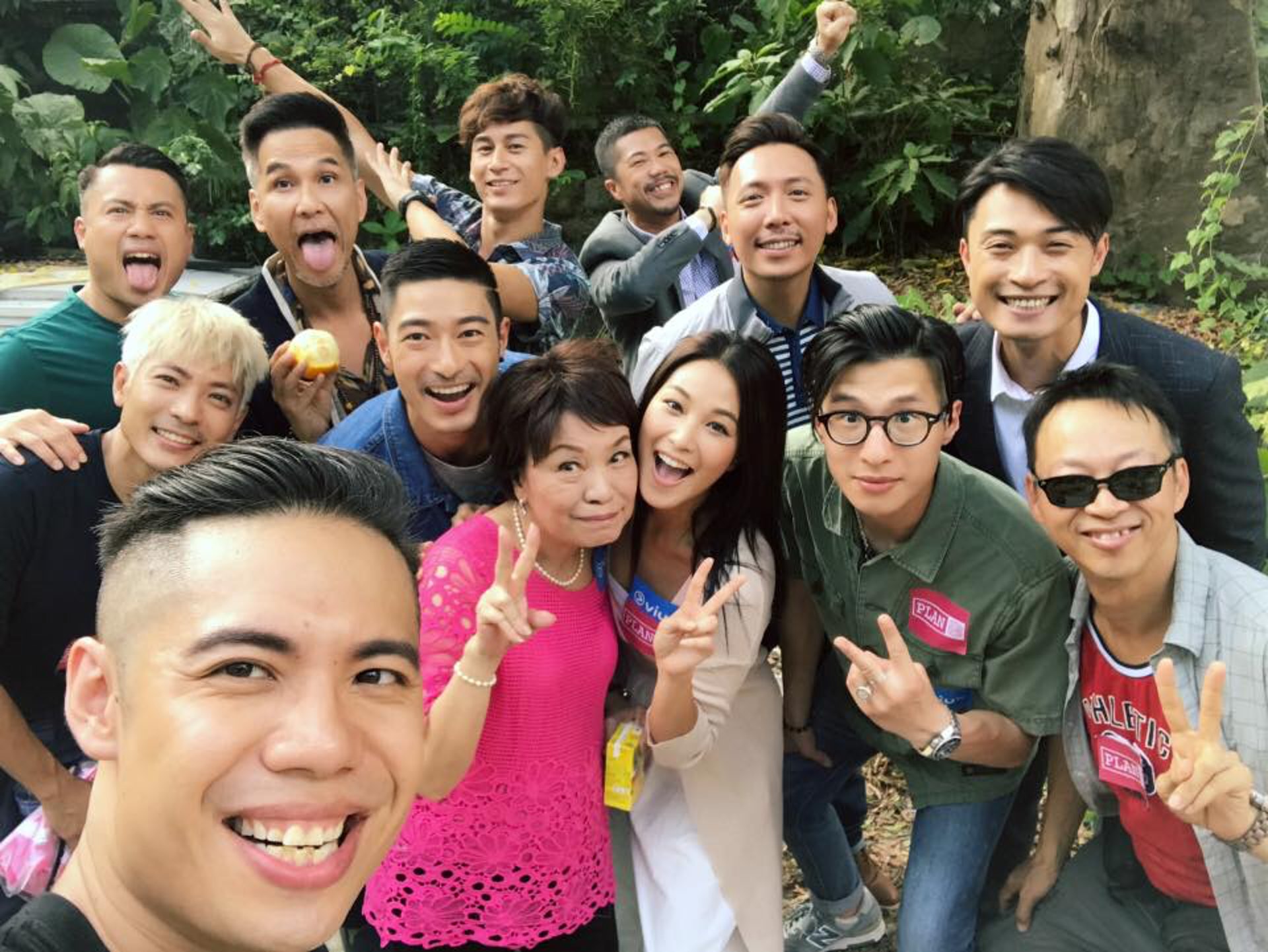 經已10年沒有拍劇的陳啟泰,在新劇《Plan B》裏飾演黑幫大佬,與王宗堯、陸駿光有不少對手戲。其他演員則包括駱振偉、吳嘉熙、陳子豐、田啟文和余慕蓮等,左下角的陳炳銓於劇中飾演綁架犯,兼任製作經理以及戲劇指導,在吳嘉熙右邊的則是此劇導演孔令政(前排右二)。劇情氣氛肅殺,實情是劇組於幕後相處融洽,不時自拍留念。(陳炳銓facebook專頁) 經已10年沒有拍劇的陳啟泰,在新劇《Plan B》裏飾演黑幫大佬,與王宗堯、陸駿光有不少對手戲。其他演員則包括駱振偉、吳嘉熙、陳子豐、田啟文和余慕蓮等,左下角的陳炳銓於劇中飾演綁架犯,兼任製作經理以及戲劇指導,在吳嘉熙右邊的則是此劇導演孔令政(前排右二)。劇情氣氛肅殺,實情是劇組於幕後相處融洽,不時自拍留念。(陳炳銓facebook專頁)