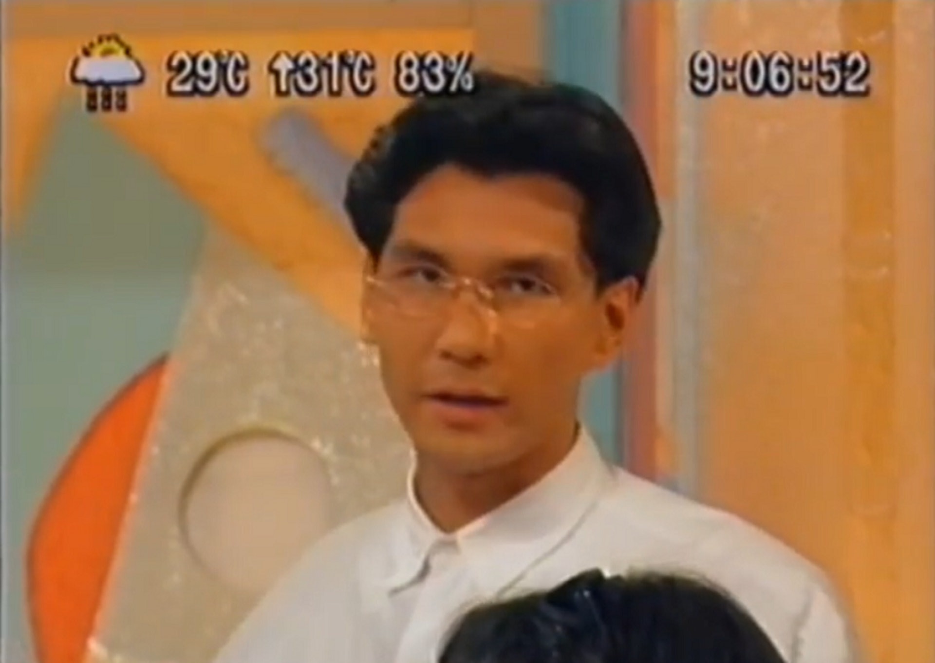 陳啟泰於1990年加盟無綫，第一個主持的節目就是《香港早晨》，這個節目於1993年開始改由新聞部製作，故他成為「末代」主持。「當時監製黃孝廉，同埋藝員科嘅人都覺得我戴眼鏡會斯文啲、好睇啲。」結果從此確立往後30年的幕前形象。（YouTube截圖）