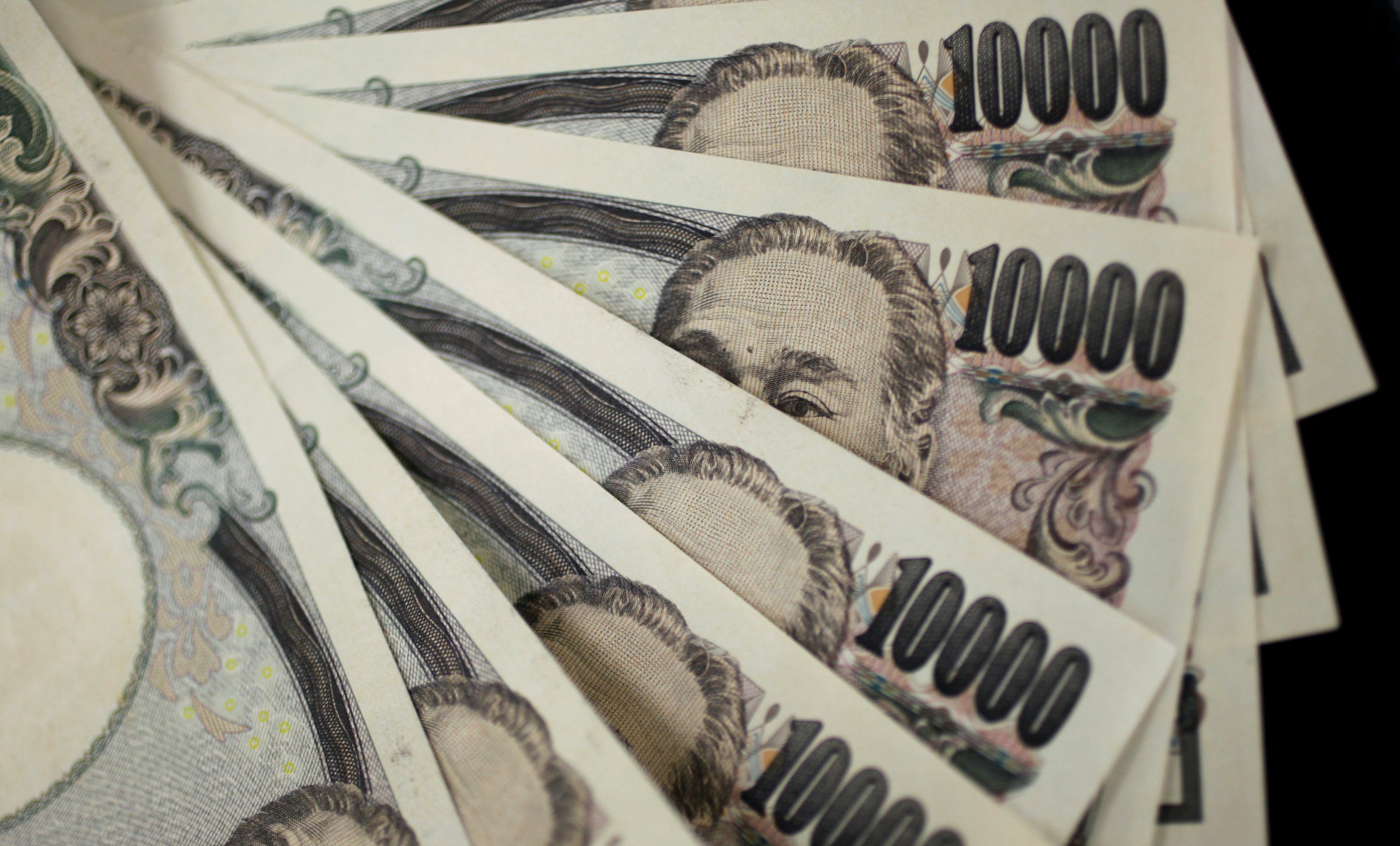 日本加碼放水，日圓今早跌穿7.3算水平。﹙路透社﹚