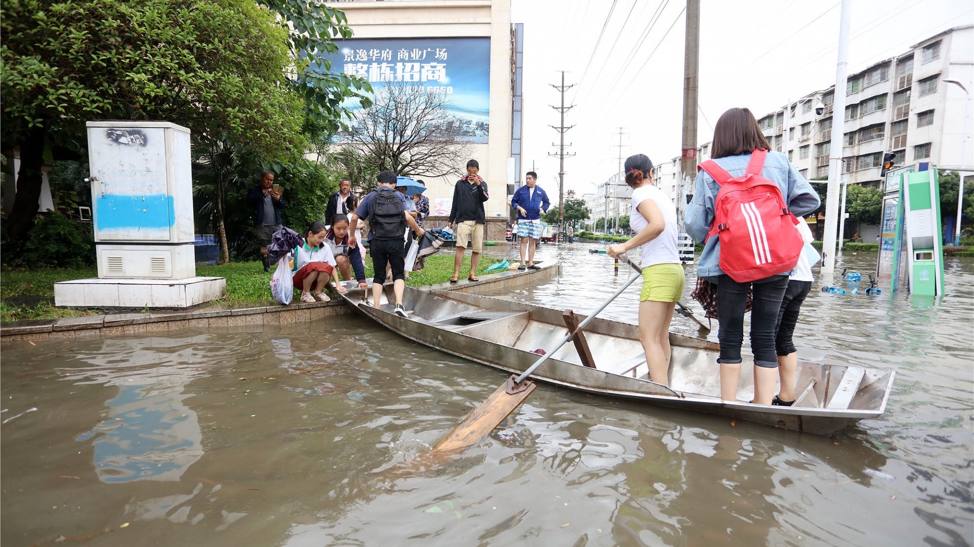 強降雨致四川8市州近12萬人受災 山石垮落砸死4人 強降雨致四川8市州近12萬人受災 山石垮落砸死4人