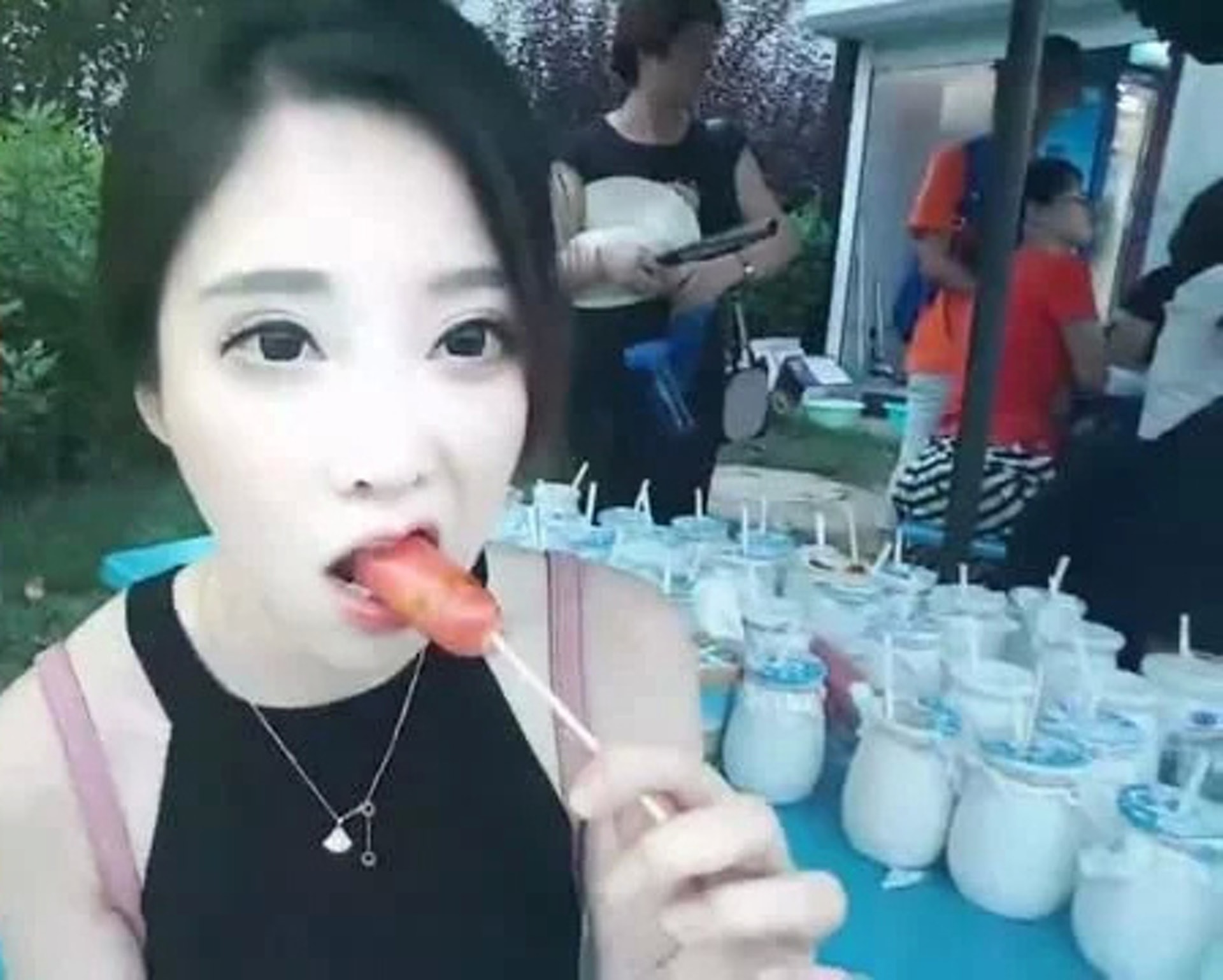 女網紅馮提莫經常進行戶外直播,包括品嚐烤腸。(微博圖片) 女網紅馮提莫經常進行戶外直播,包括品嚐烤腸。(微博圖片)