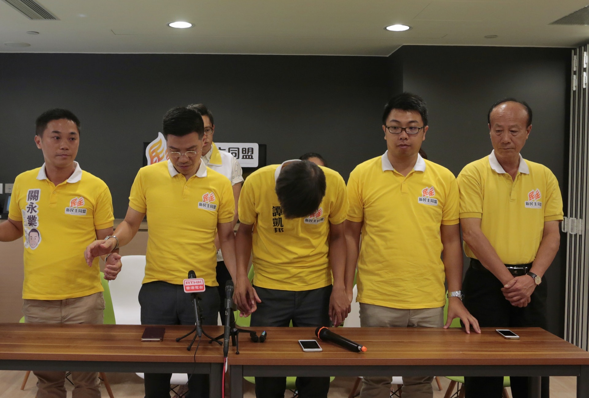 譚凱邦為棄選一事向他的支持者鞠躬道歉。(李澤彤攝) 譚凱邦為棄選一事向他的支持者鞠躬道歉。(李澤彤攝)