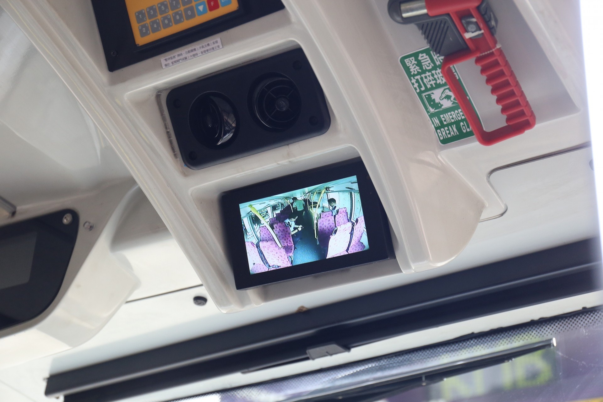 警員在上層調查。(賴俊傑攝) 警員在上層調查。(賴俊傑攝)