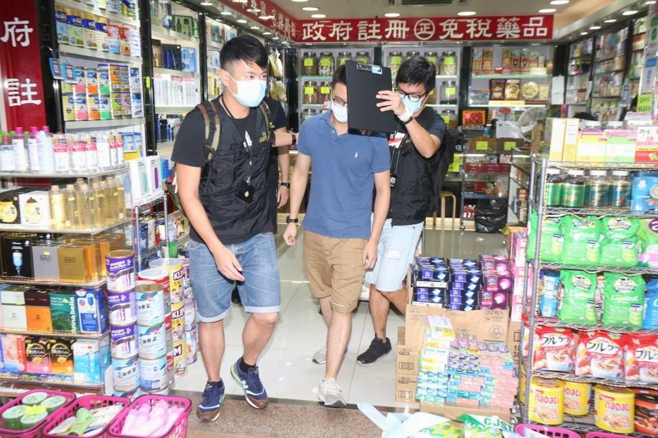 海關今日拘捕藥房一名男店員。 海關今日拘捕藥房一名男店員。
