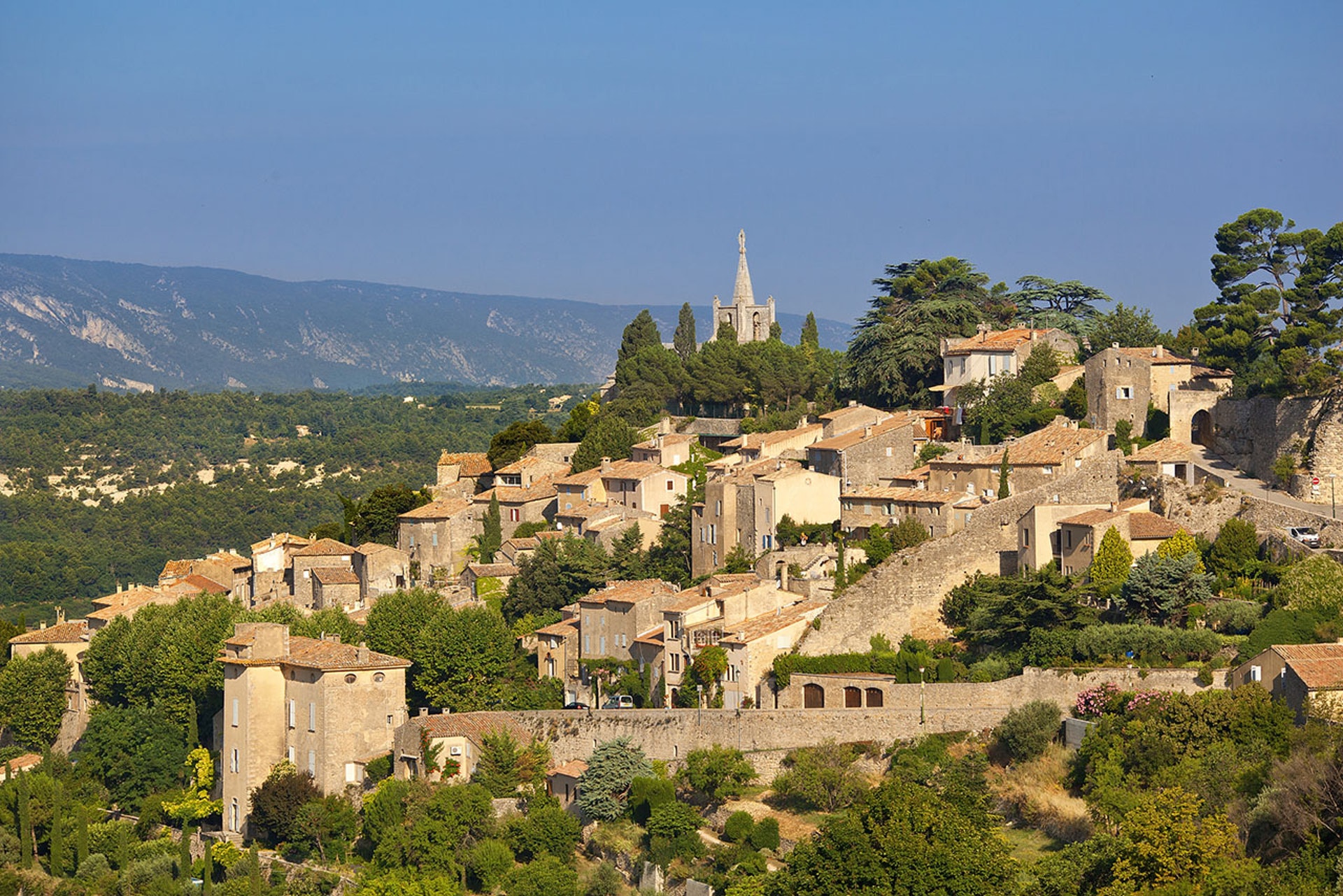 海航董事長墮斃的教堂,是法國普羅旺斯博尼約村Eglise Haute教堂。(視覺中國) 海航董事長墮斃的教堂,是法國普羅旺斯博尼約村Eglise Haute教堂。(視覺中國)