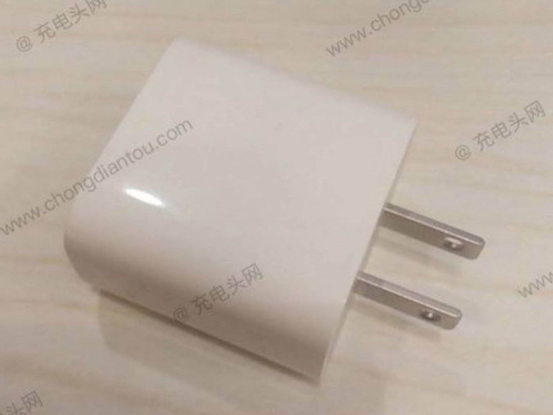 《充電頭網》從供應鏈獲得的新一代 iPhone 充電器,支援 USB PD 規格,是北美雙平腳款式。(充電頭網) 《充電頭網》從供應鏈獲得的新一代 iPhone 充電器,支援 USB PD 規格,是北美雙平腳款式。(充電頭網)