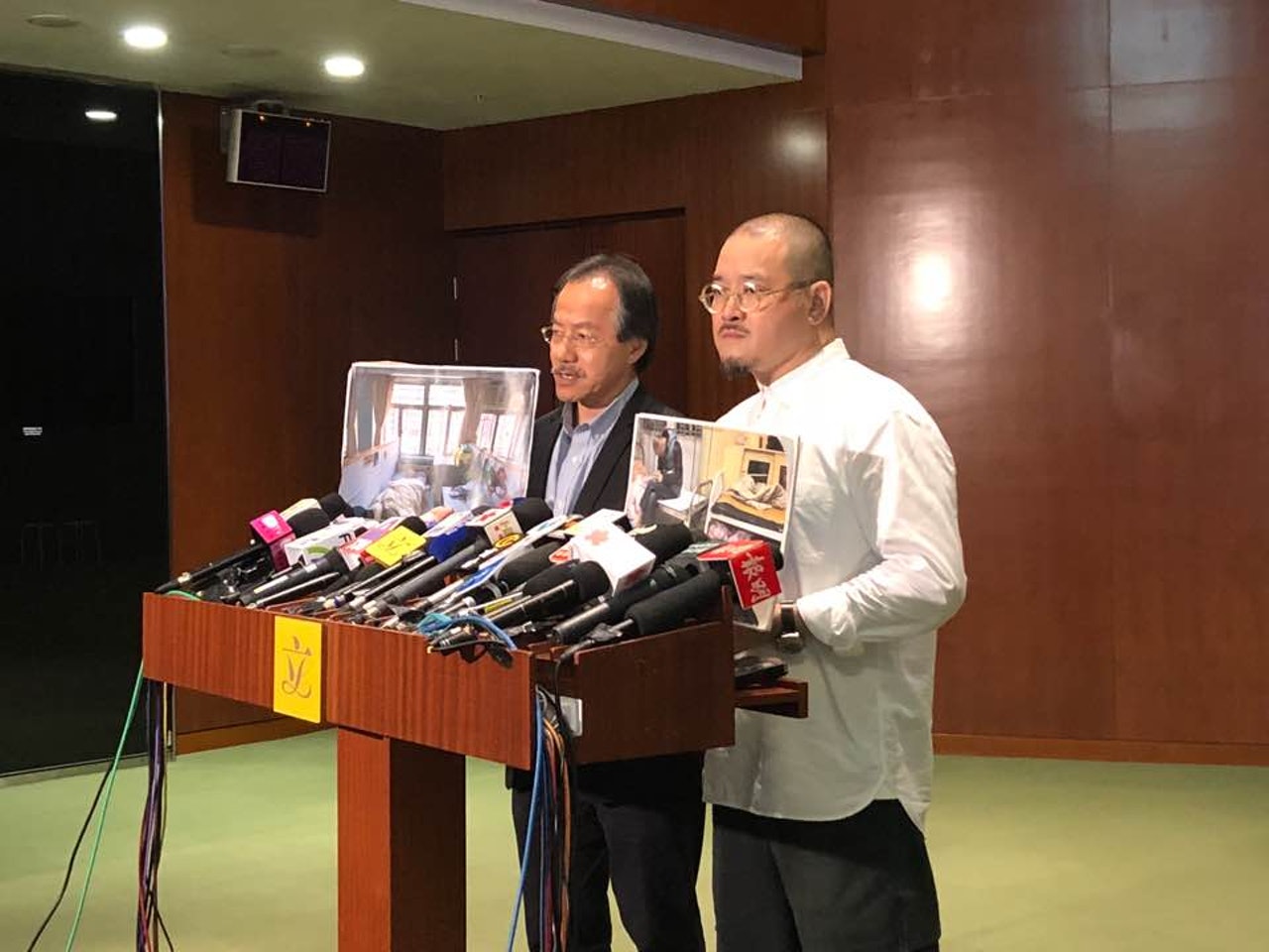 張超雄(左)和邵家臻(右)見林鄭,談院舍質素問題,推銷「8加8」方案。(吳倬安攝) 張超雄(左)和邵家臻(右)見林鄭,談院舍質素問題,推銷「8加8」方案。(吳倬安攝)