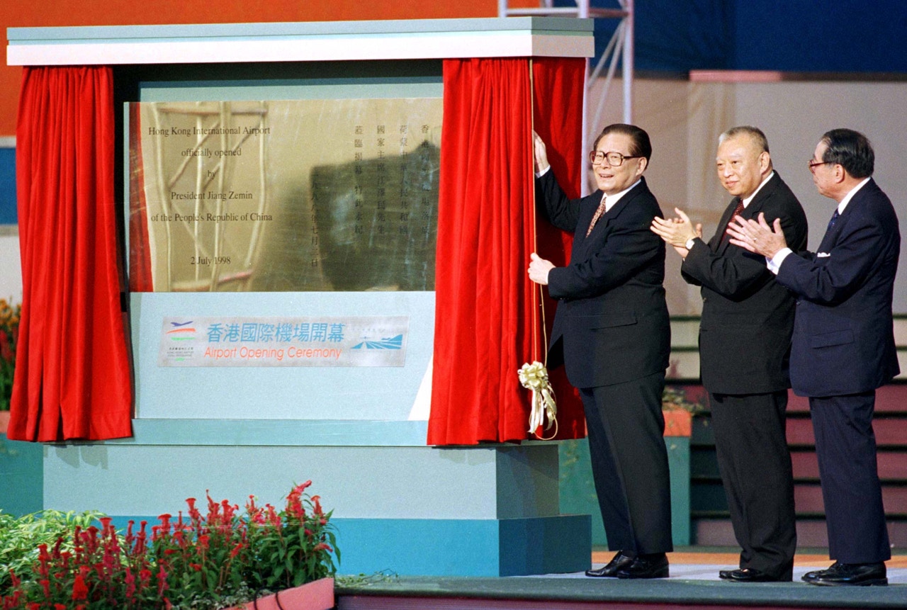 1998年7月2日，前國家主席江澤民（左），在前特首董建華（中）與時任香港機場管理局主席黃保欣（右）陪同下，為赤鱲角機場舉行開幕儀式。（Bobby Yip／路透社）