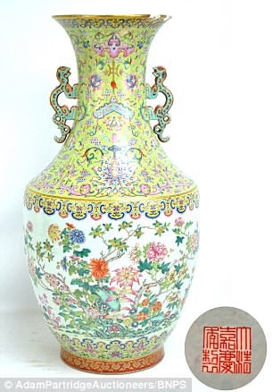 英老婦將嘉慶花瓶置室外40多年放拐杖用中國買家114萬元拍下