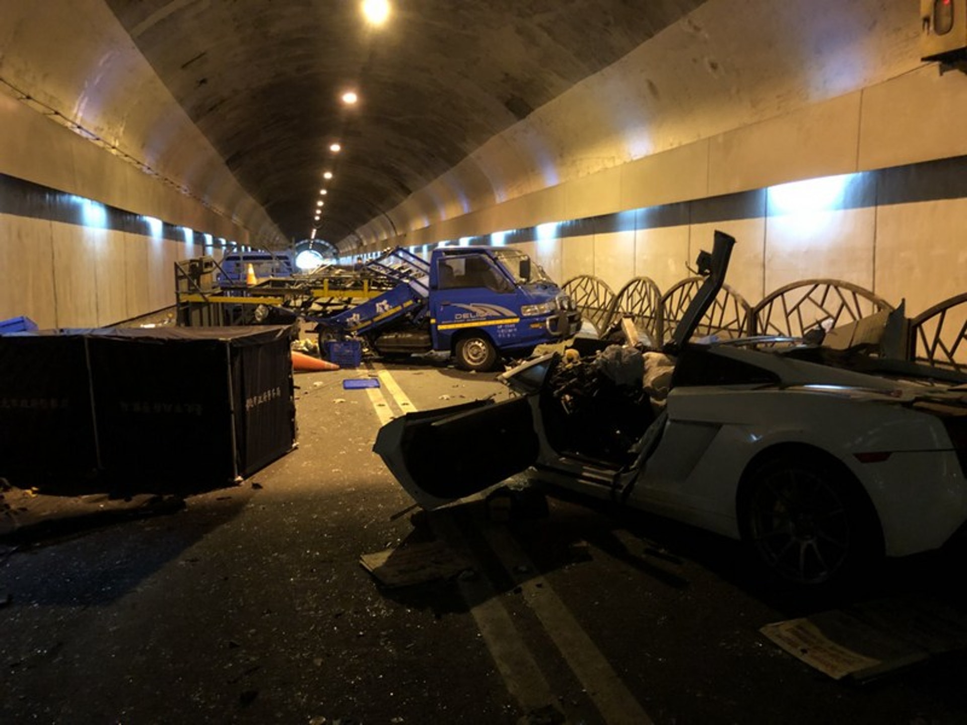 林寶堅尼超跑駛入隧道後,撞到護欄,再撞上一旁在隧道內施工的工程車。(東森新聞圖片) 林寶堅尼超跑駛入隧道後,撞到護欄,再撞上一旁在隧道內施工的工程車。(東森新聞圖片)
