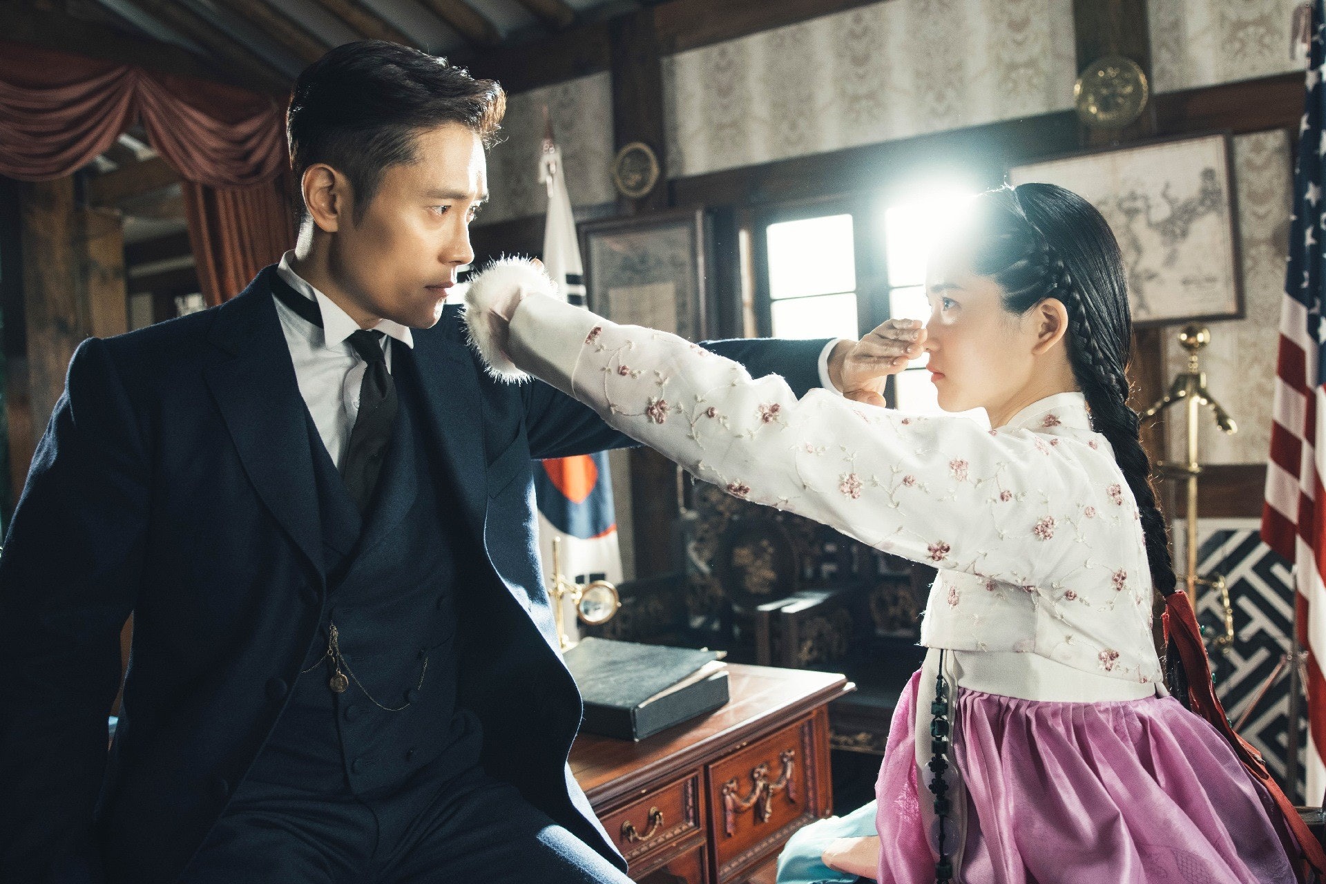 李炳憲和金泰梨也為了《陽光先生》獻出了自己的「第一次」。 李炳憲和金泰梨也為了《陽光先生》獻出了自己的「第一次」。