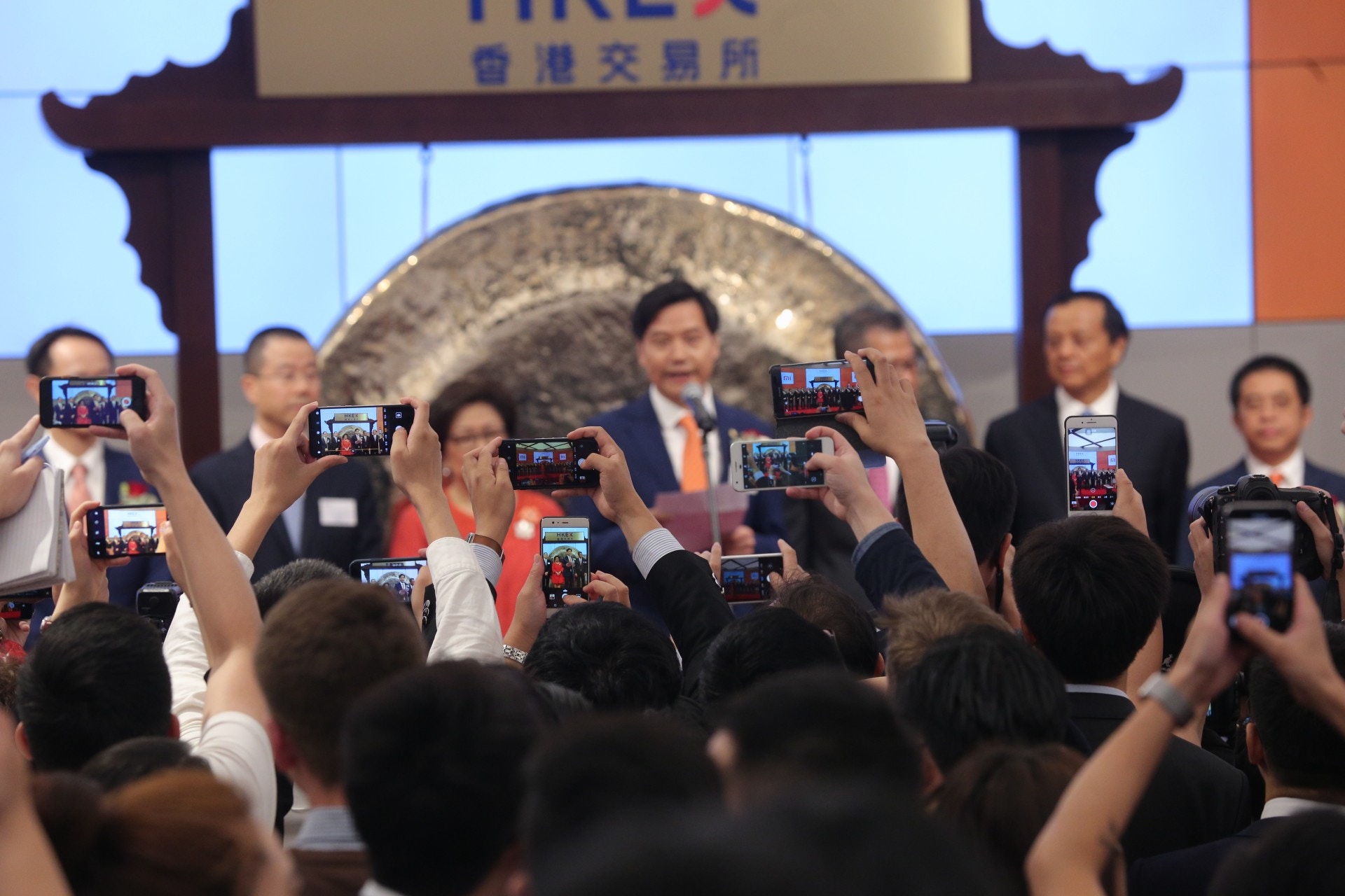 港股抽升逾400點藍籌股全線揚小米逆市「潛水」逾3%