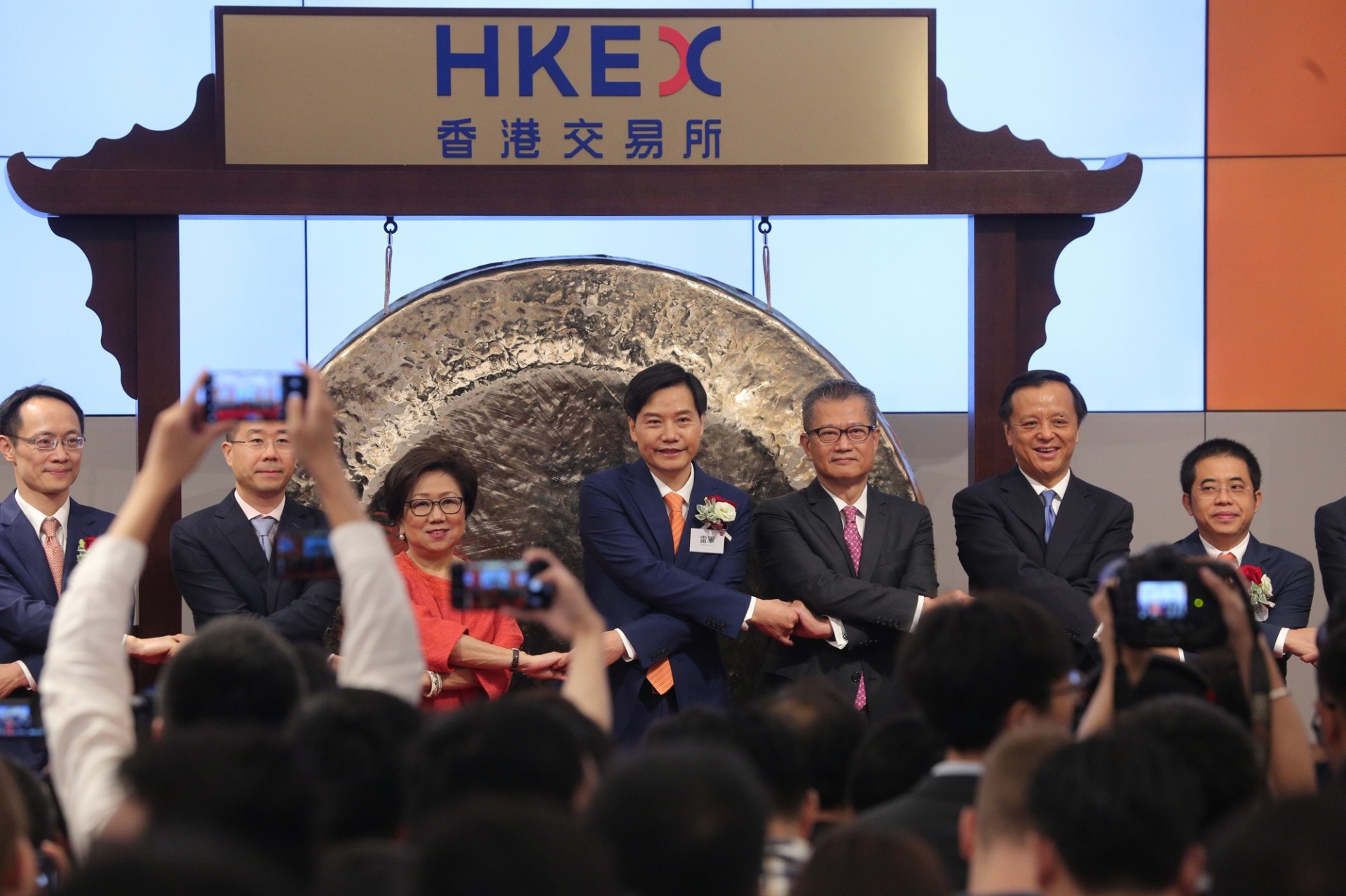 【收市總結】恒指上漲372點　小米收報16.8元　低上市價2仙