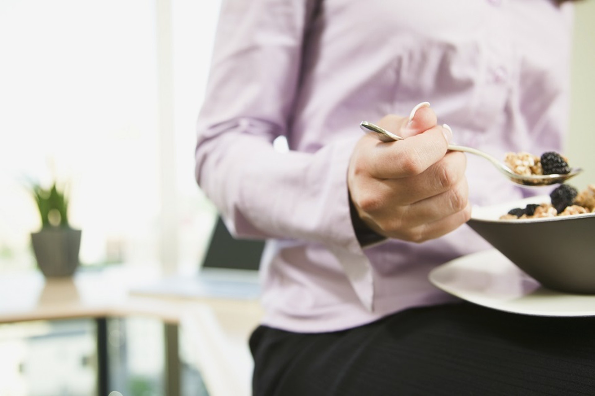 出街食飯,「閒閒哋」都要幾十元,有打工仔寧願自己午飯自己做,平煮健康午餐算了。(視覺中國) 出街食飯,「閒閒哋」都要幾十元,有打工仔寧願自己午飯自己做,平煮健康午餐算了。(視覺中國)