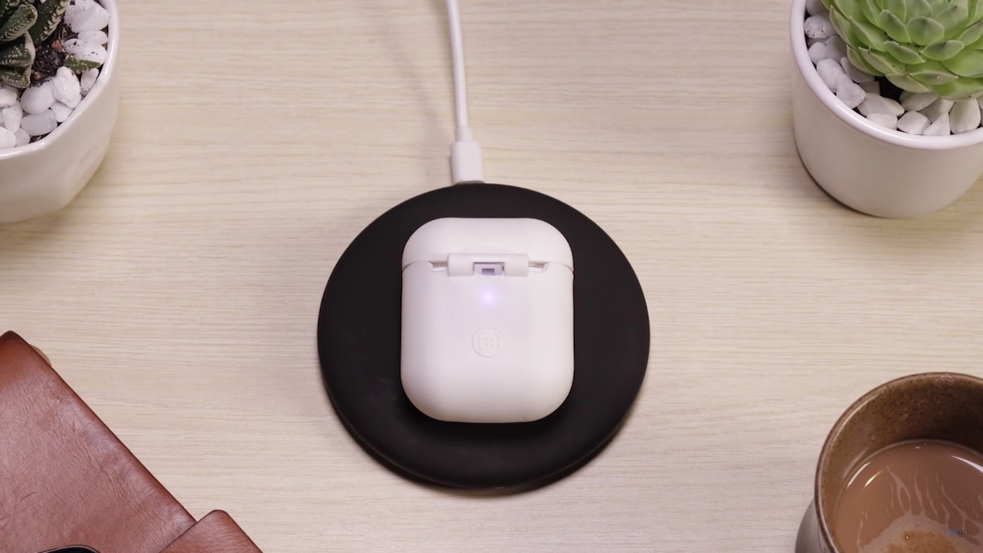 AirPlus 外型跟普通 AirPods 保護套無太大分別,但就加入了 Qi 無線充電功能。(HiQ Team) AirPlus 外型跟普通 AirPods 保護套無太大分別,但就加入了 Qi 無線充電功能。(HiQ Team)