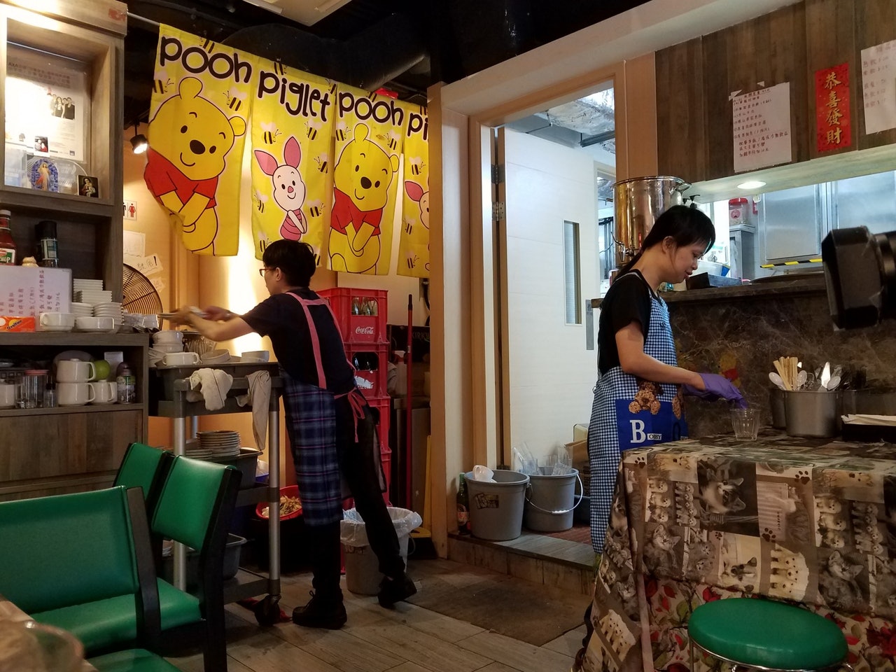 喜樂餐飲教室共有8 名員工,其中7位員工均是弱能人士,剩下一位是弱能人士的家長。(黎凱容攝) 喜樂餐飲教室共有8 名員工,其中7位員工均是弱能人士,剩下一位是弱能人士的家長。(黎凱容攝)