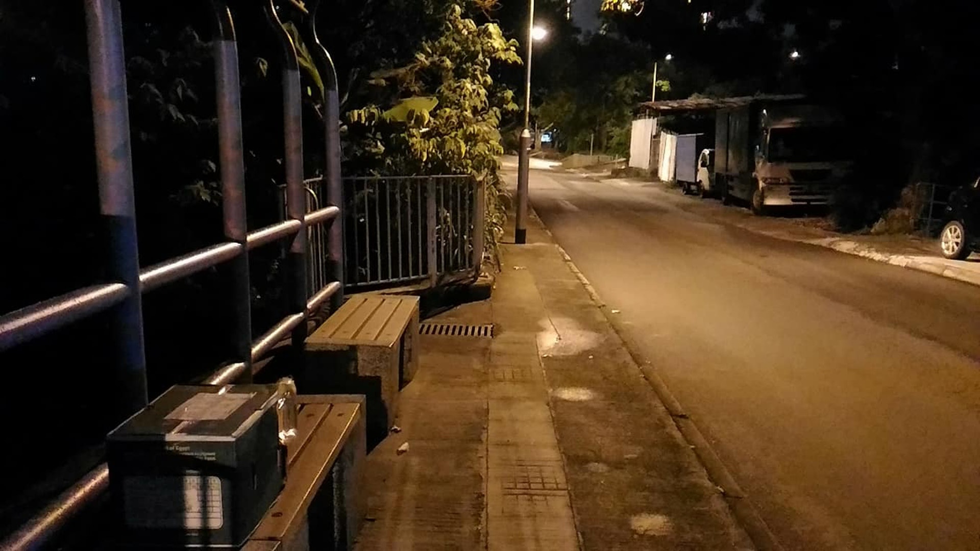 兔子被棄於城門道路邊紙箱,周圍人跡罕至。(網民Pal Li拍攝) 兔子被棄於城門道路邊紙箱,周圍人跡罕至。(網民Pal Li拍攝)