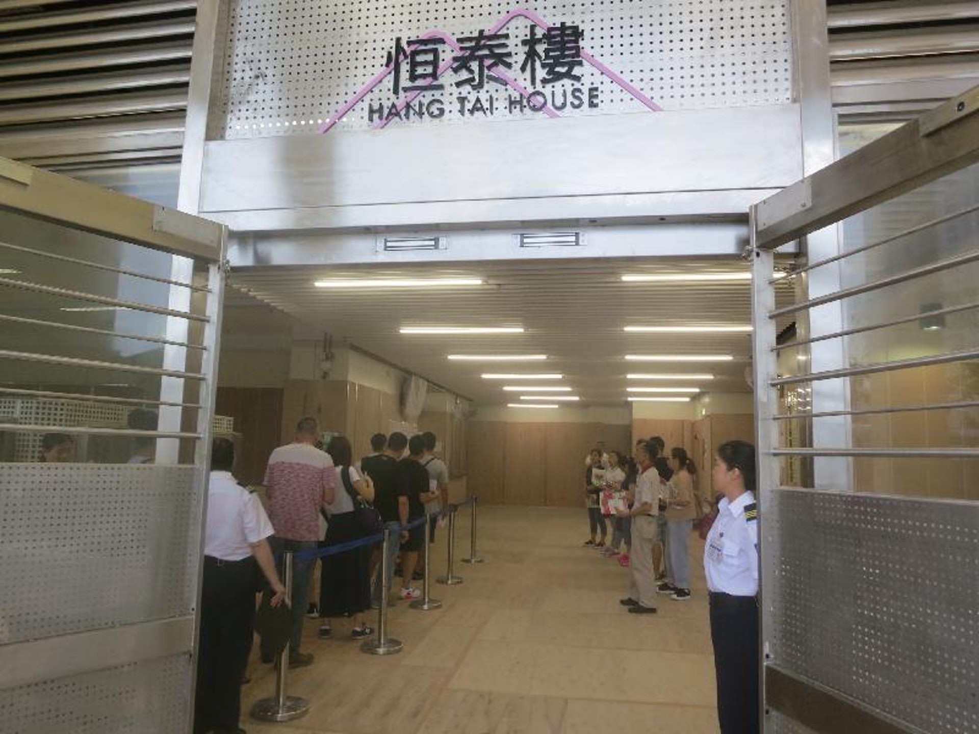 其中一座新入伙的大廈,居民排隊辦理入伙手續。(政府新聞處提供) 其中一座新入伙的大廈,居民排隊辦理入伙手續。(政府新聞處提供)