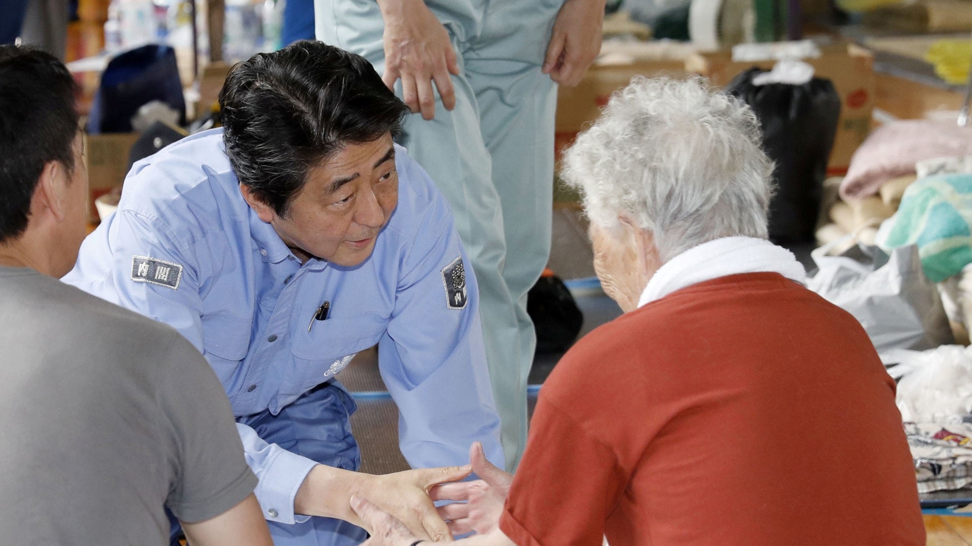 安倍晉三首次視察日本暴雨災區 雙膝跪地慰問災民疑為「補鑊」 安倍晉三首次視察日本暴雨災區 雙膝跪地慰問災民疑為「補鑊」
