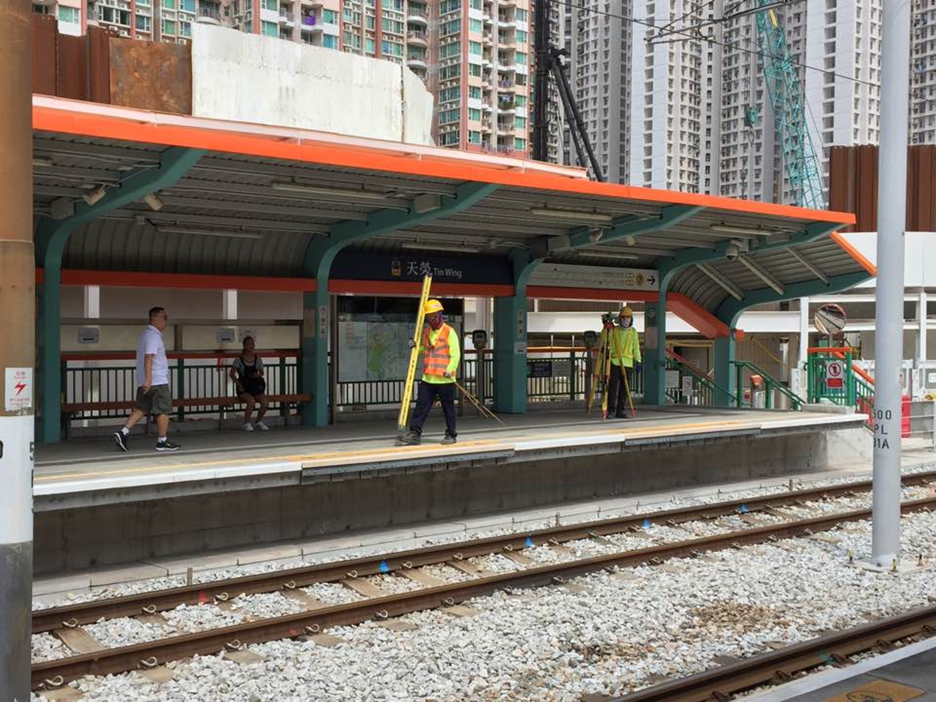 港鐵證實輕鐵天榮站月台出現逾80毫米的沉降。(資料圖片 / 陳晶琦攝) 港鐵證實輕鐵天榮站月台出現逾80毫米的沉降。(資料圖片 / 陳晶琦攝)