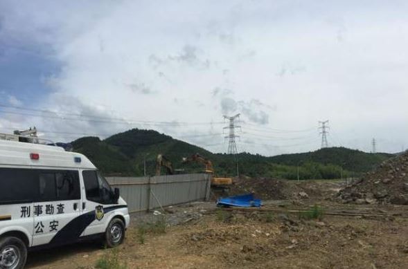 警方出動三台挖掘機搜索仍無果。（安徽網）