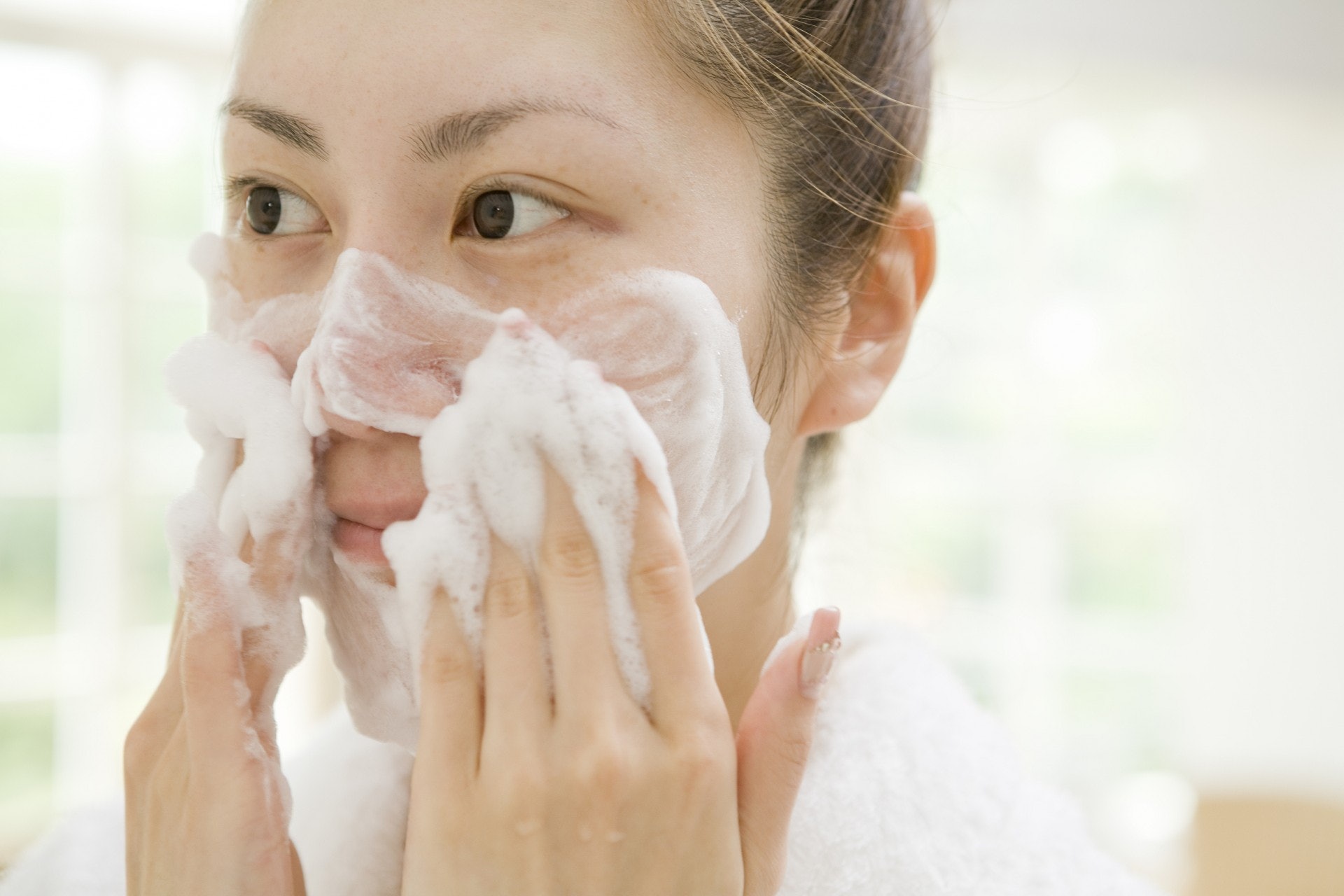 潔臉產品在弱酸到弱鹼範圍都可安心使用，重點是不要「過度清潔」。（VCG）