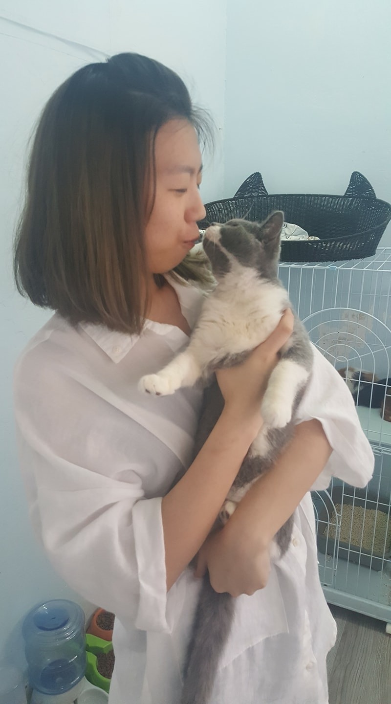 塵塵被領養當日首次親吻花花。 (花花提供) 塵塵被領養當日首次親吻花花。 (花花提供)