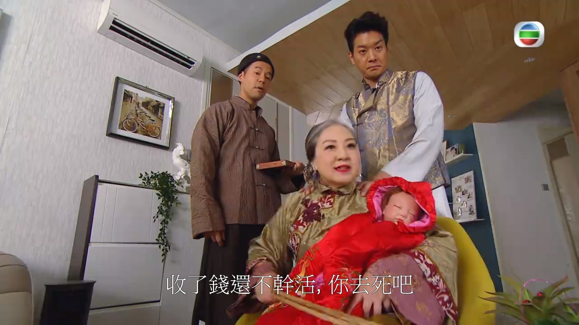 盧宛茵在《BB來了》中飾演刻薄奶奶,獲網友大讚演得入型入格。(影片截圖) 盧宛茵在《BB來了》中飾演刻薄奶奶,獲網友大讚演得入型入格。(影片截圖)