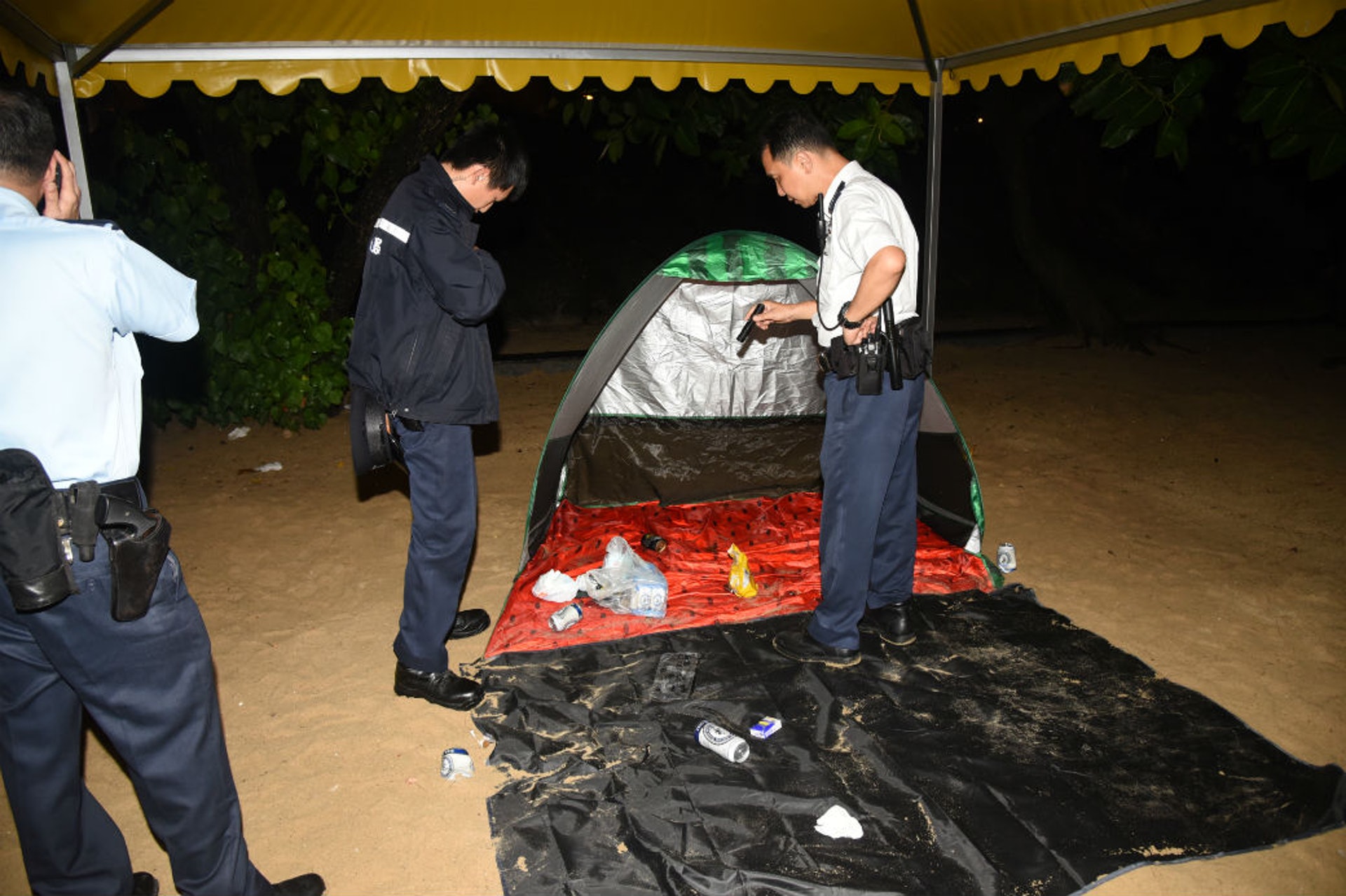 女事主與友人在泳灘紥營談心。 女事主與友人在泳灘紥營談心。