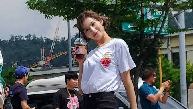 Twice 音樂中心 開迷你見面會暖女sana為once扮高達女主角 香港01 Twice 音樂中心 開迷你見面會暖女sana為once扮高達女主角 香港01