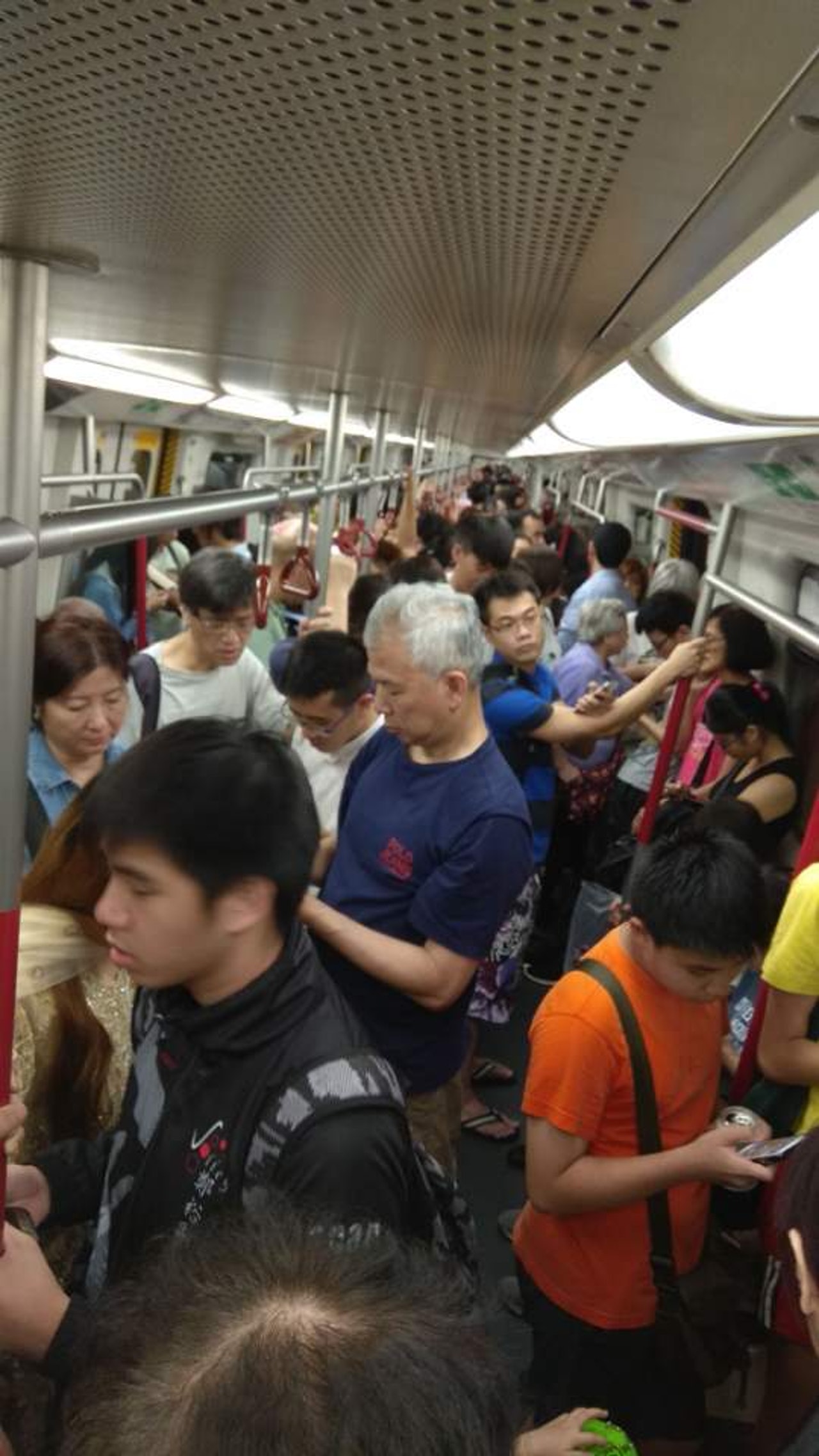 有受影響乘客表示,在寶琳站時,聽到車廂廣播叫乘客考慮轉乘其他鐵路線。(讀者趙先生提供) 有受影響乘客表示,在寶琳站時,聽到車廂廣播叫乘客考慮轉乘其他鐵路線。(讀者趙先生提供)