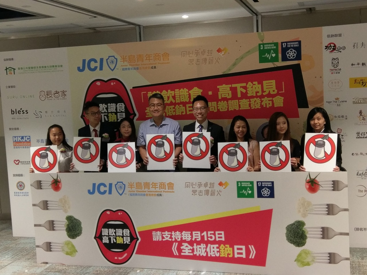 半島青年商會社會發展組進行一項飲食調查,發現近半數受訪者因經常外出進食而難維持低鈉飲食。(黃偉倫攝) 半島青年商會社會發展組進行一項飲食調查,發現近半數受訪者因經常外出進食而難維持低鈉飲食。(黃偉倫攝)