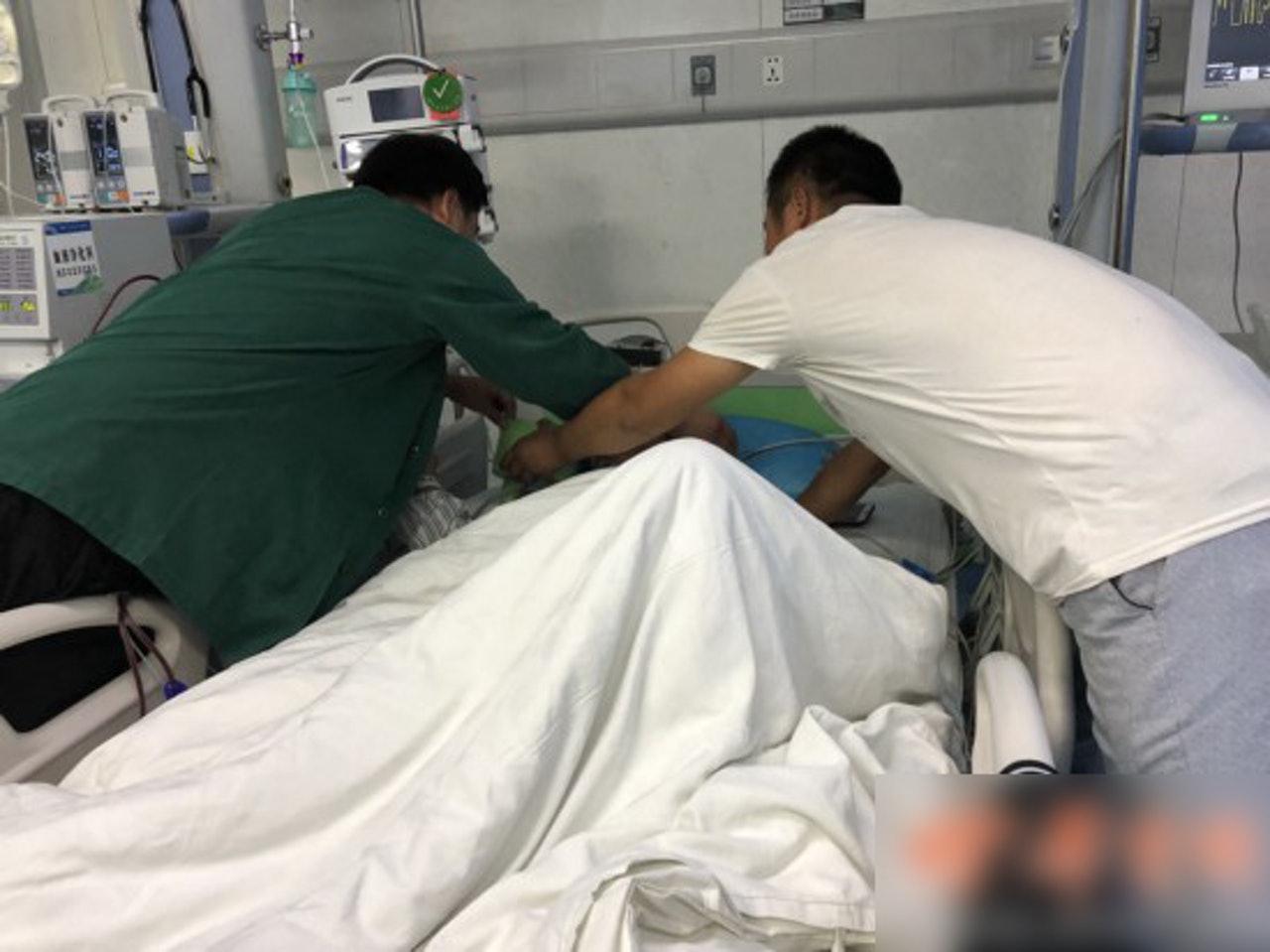 陝西一名媽媽因為誤採毒菇而使自己及兩名女兒都食物中毒,其中幼女更在一天內死亡,生還的兩母女現時正在醫院內洗腎。(網上圖片) 陝西一名媽媽因為誤採毒菇而使自己及兩名女兒都食物中毒,其中幼女更在一天內死亡,生還的兩母女現時正在醫院內洗腎。(網上圖片)