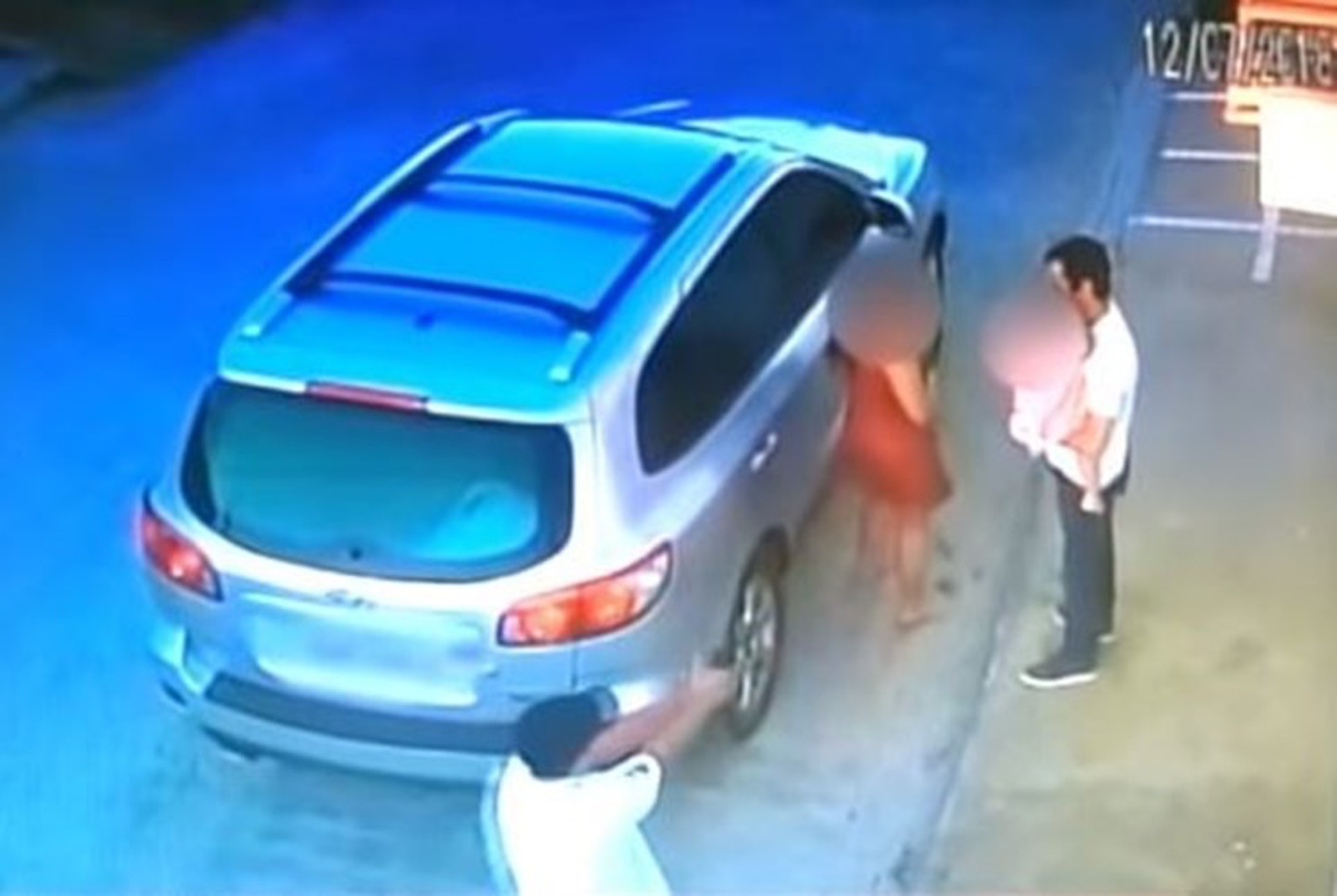 里貝羅與紅衣女子及女兒下車後,槍手突然在車尾位置出現。(YouTube影片截圖) 里貝羅與紅衣女子及女兒下車後,槍手突然在車尾位置出現。(YouTube影片截圖)