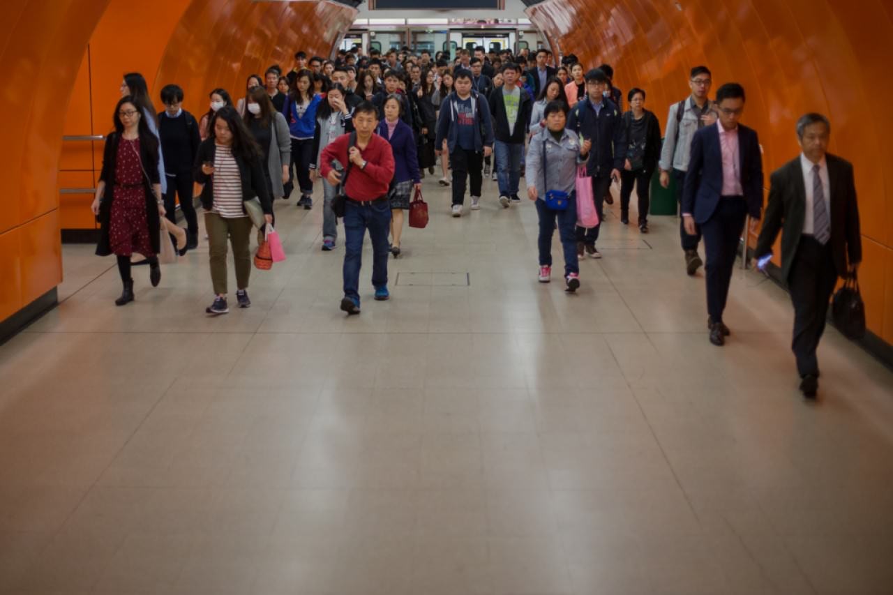 在政府栽培下，港鐵已成你我生活必需，車費年年遞升，豈非「公私合作」迫使市民增加支出？（資料圖片）