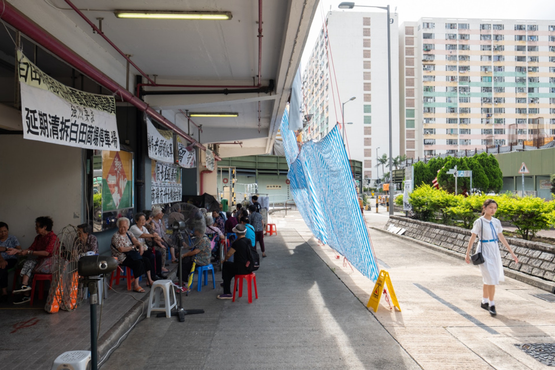 房屋署原擬4月起封閉白田商場內的升降機,引發一批長者自4月15日起朝九晚五留守,爭取延期。右上的彩色大廈為白田第9和11座。(高仲明攝) 房屋署原擬4月起封閉白田商場內的升降機,引發一批長者自4月15日起朝九晚五留守,爭取延期。右上的彩色大廈為白田第9和11座。(高仲明攝)