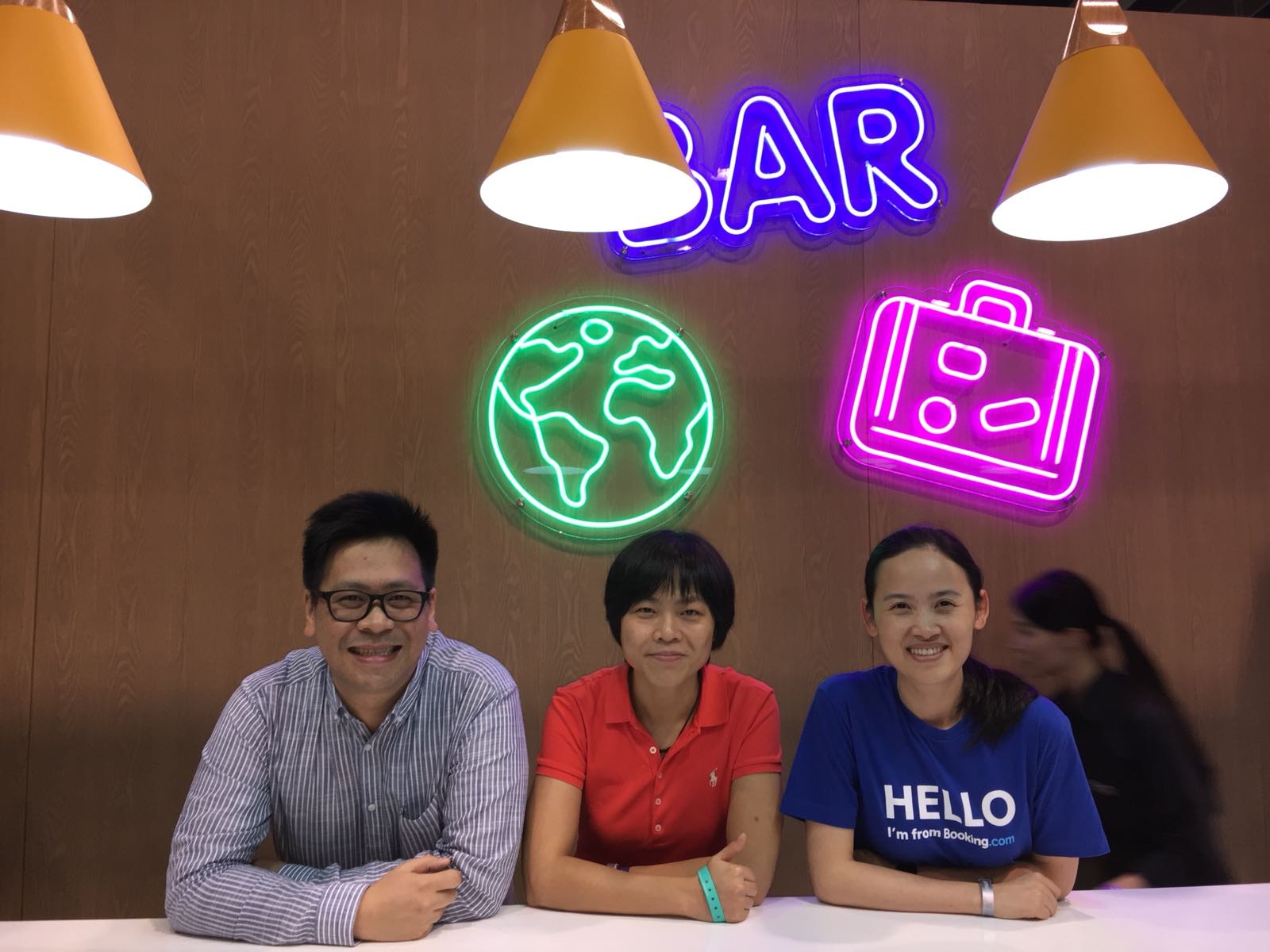 左起：Booking.com區域經理（香港/澳門）盧家輝、中國地區產品和行銷創意總監彭曉璐及Booking.com員工。（曾凱茵）
