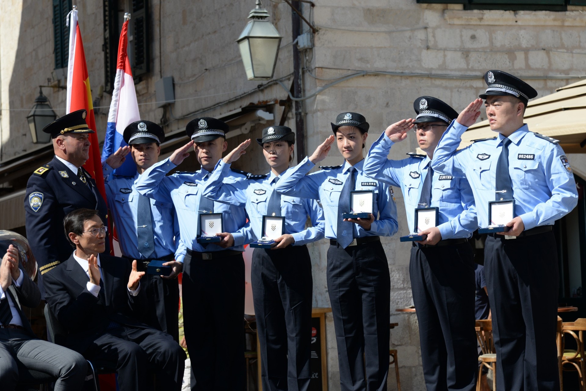 7月15日，中國與克羅地亞首次警務聯合巡邏正式啟動。在杜布羅夫尼克，克羅地亞警察總局向中國警官贈送警徽。（新華社）