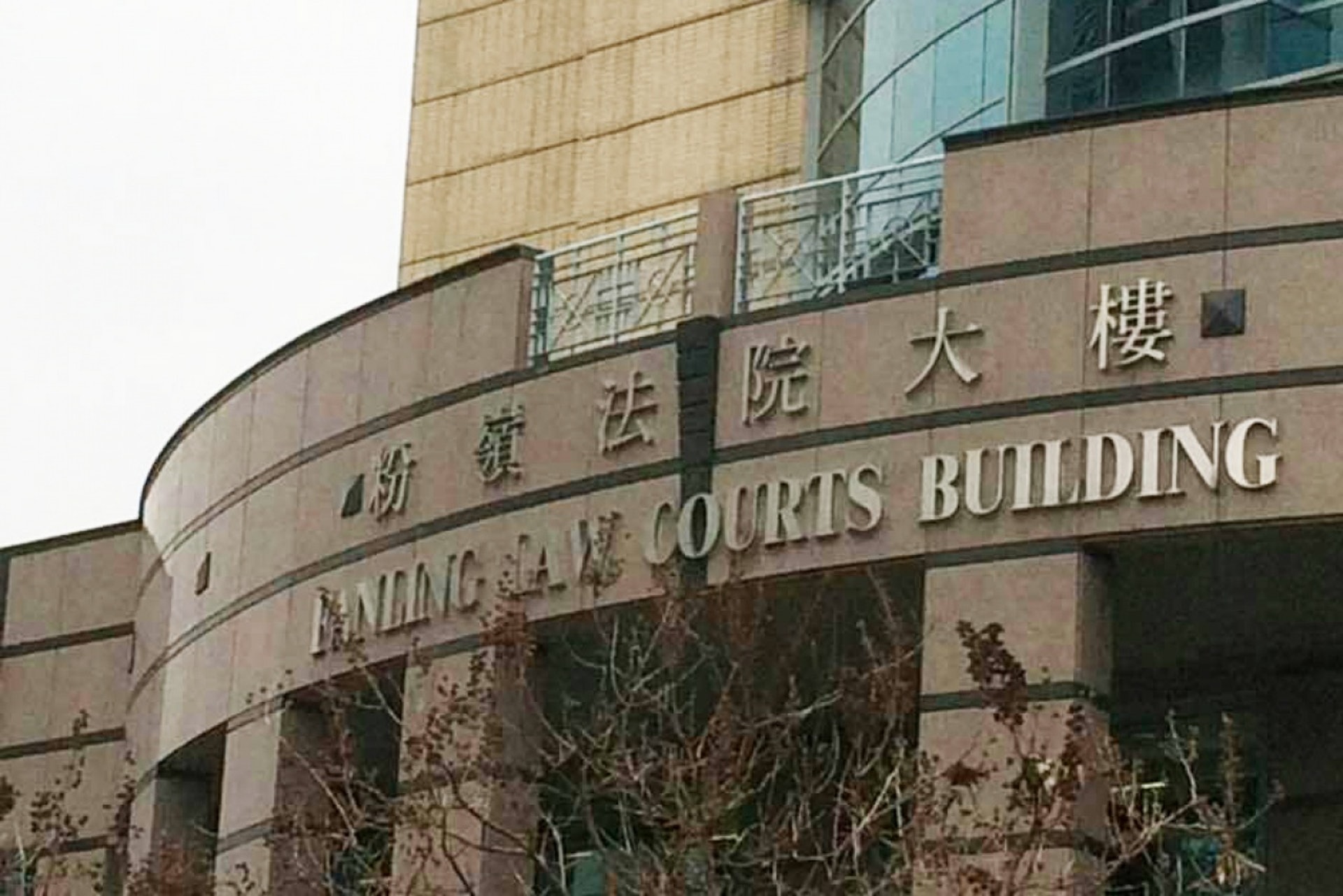 被告胡建華在粉嶺法院承認虐待13歲大的史納沙狗。(資料圖片) 被告胡建華在粉嶺法院承認虐待13歲大的史納沙狗。(資料圖片)