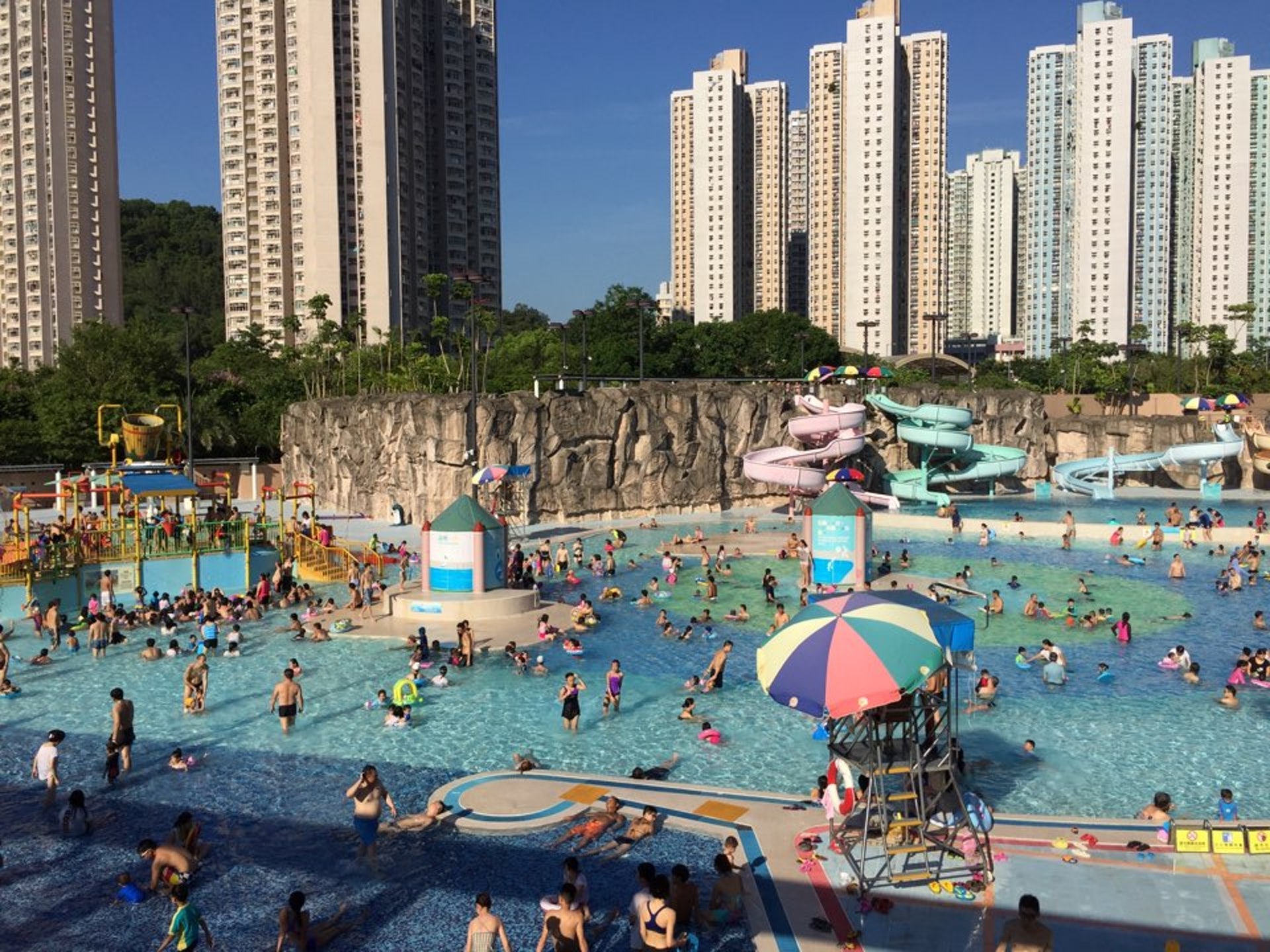 在公眾泳池暢赤腳行走是感染疣的高風險行為。 在公眾泳池暢赤腳行走是感染疣的高風險行為。