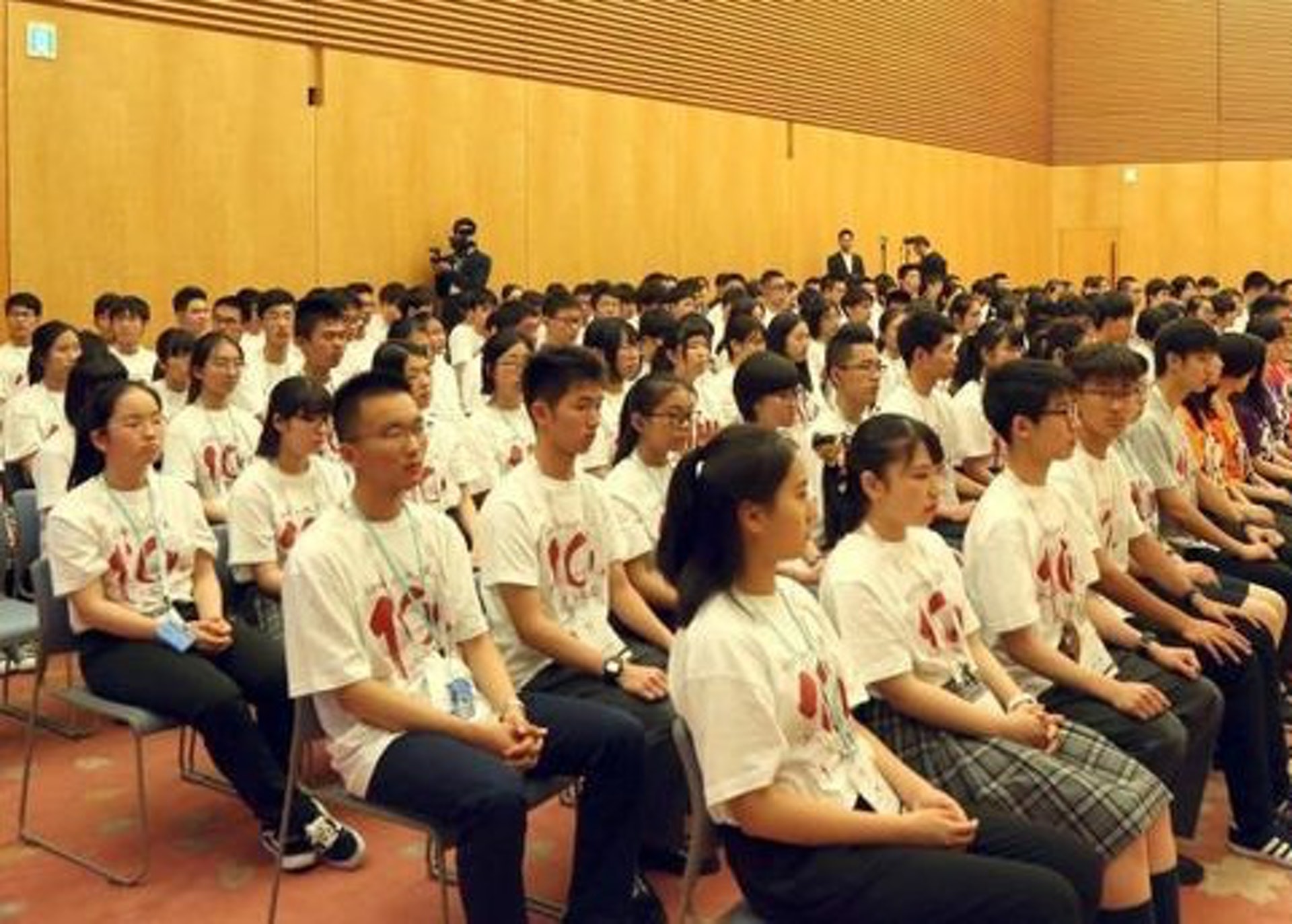 參加中日兩國青少年交流項目的約200名高中生。(中新網) 參加中日兩國青少年交流項目的約200名高中生。(中新網)