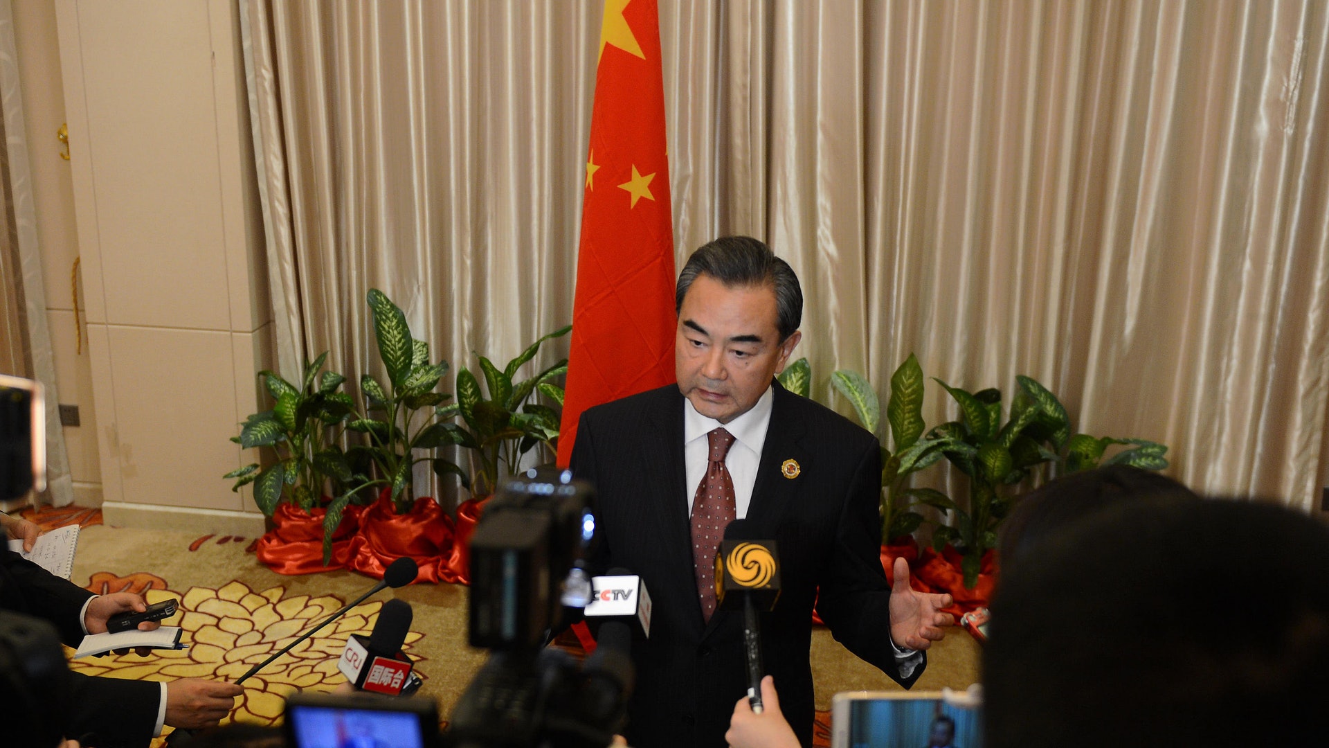 王毅斥美日澳南海聲明:可檢驗你們是和平維護者還是攪局者 王毅斥美日澳南海聲明:可檢驗你們是和平維護者還是攪局者
