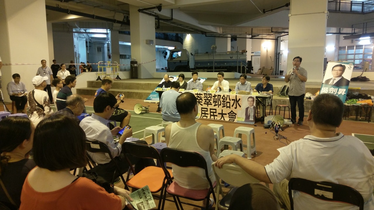 約50名葵翠邨居民出席鉛水大會 有住戶要求政府驗血 約50名葵翠邨居民出席鉛水大會 有住戶要求政府驗血