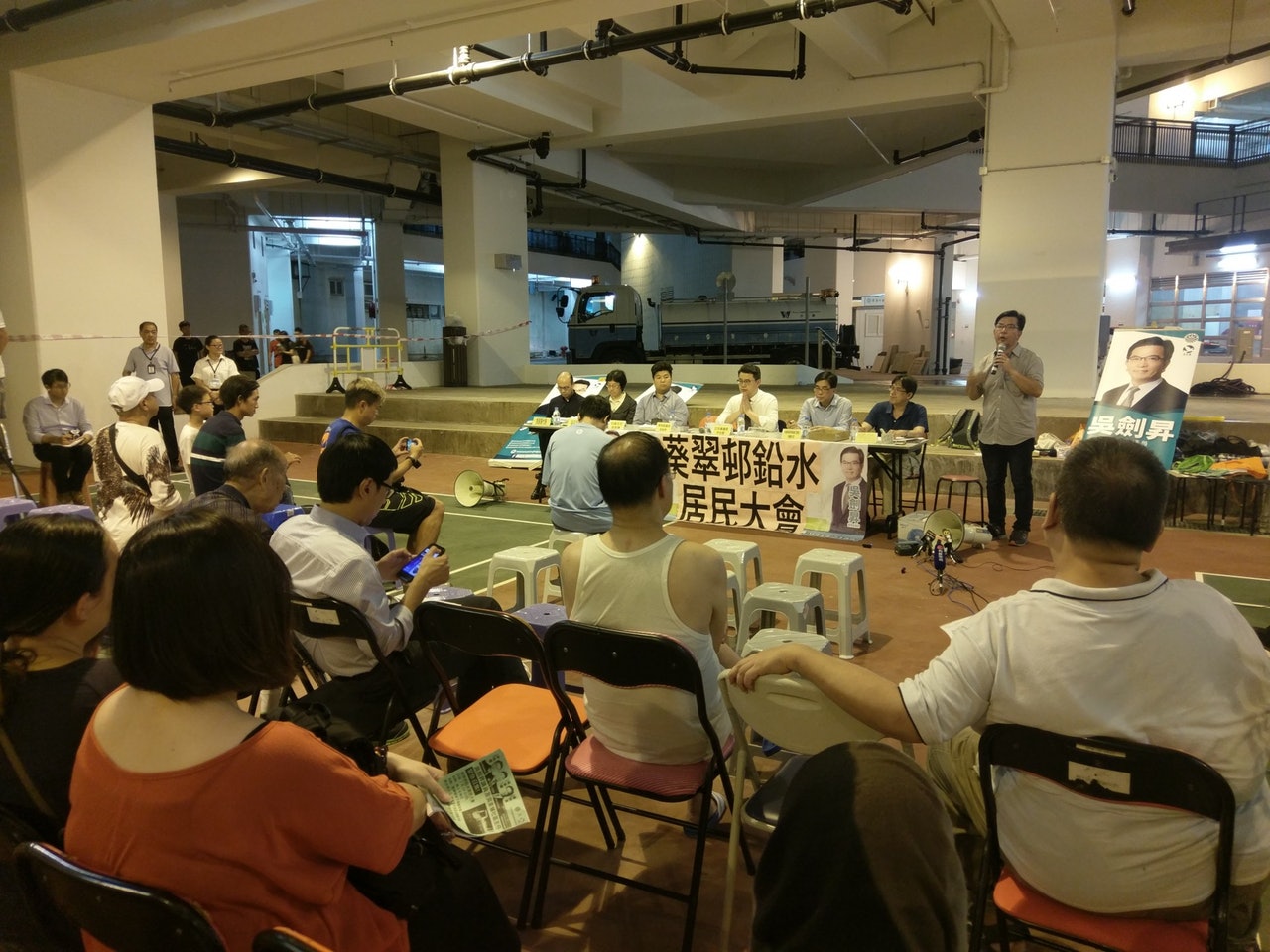 約50名居民出席葵翠邨居民大會 。(黃偉倫攝) 約50名居民出席葵翠邨居民大會 。(黃偉倫攝)