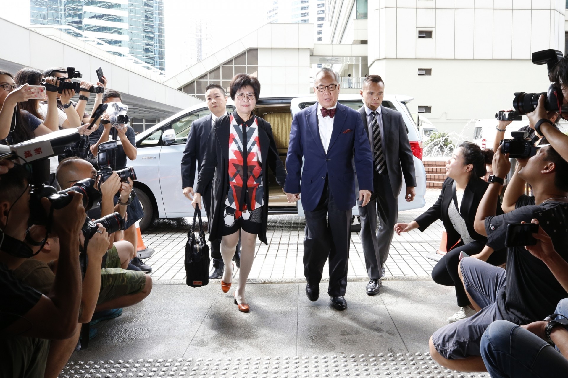 曾蔭權（右二）今早偕妻（左二）乘坐私家車到法庭應訊，若上訴失敗，或須立即返回獄中服刑。（梁鵬威攝）